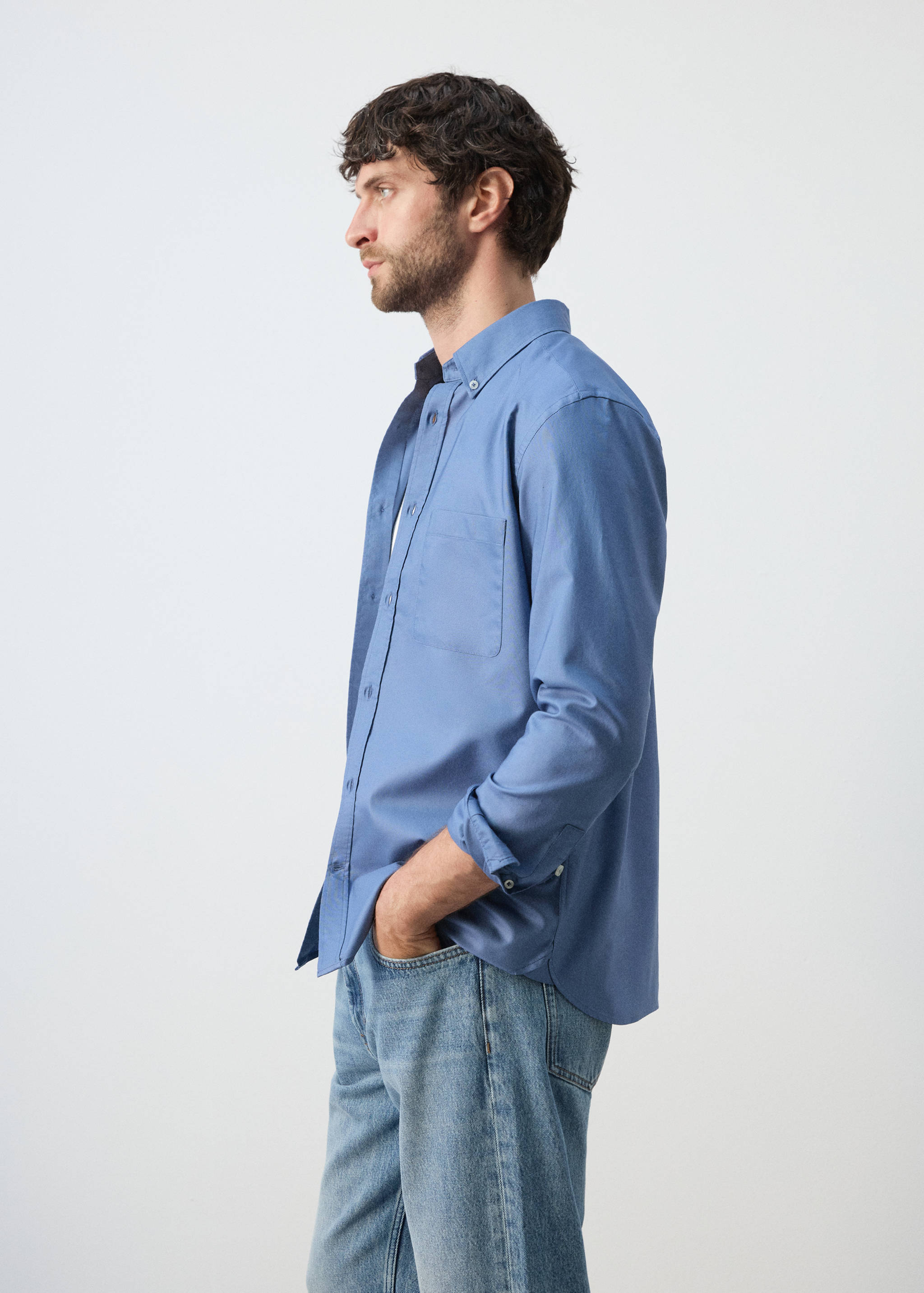 Легкая оксфордская рубашка классического кроя из 100% хлопка - Деталь изделия 2