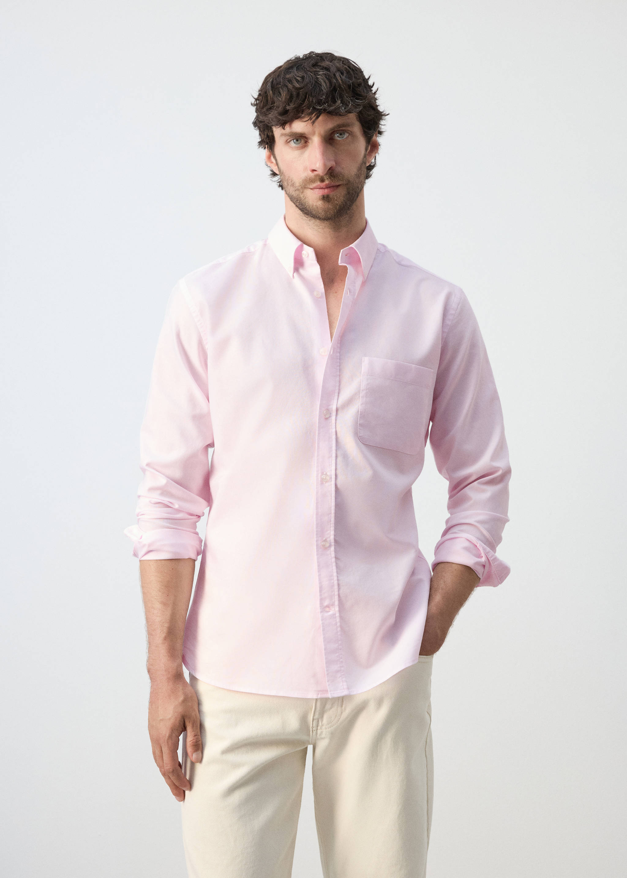 Легкая оксфордская рубашка классического кроя из 100% хлопка - Средний план