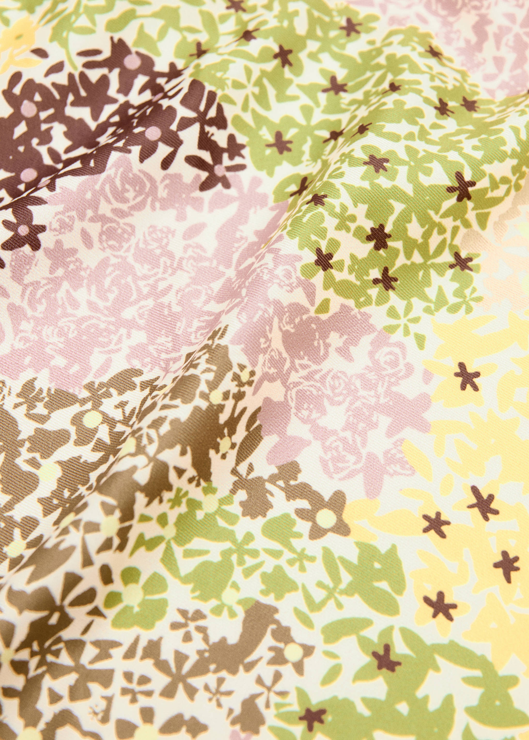 Foulard à fleurs - Plan moyen