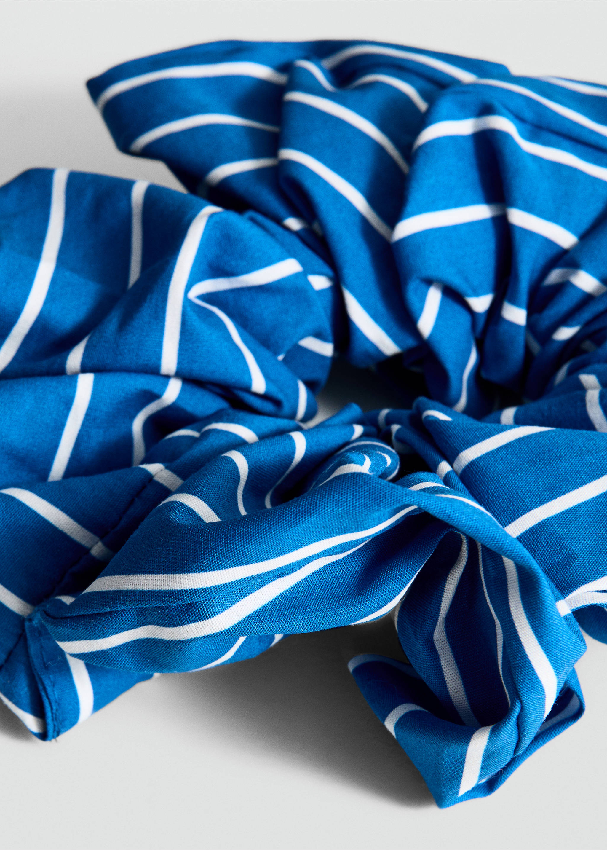 Gemustertes Scrunchie - Detail des Artikels 1, Blau. Ref: 27055954-00.