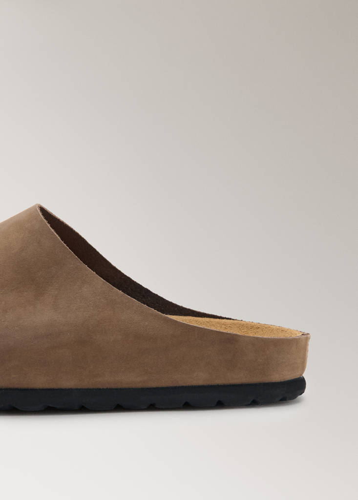 Minimalist leather clogs — Brown