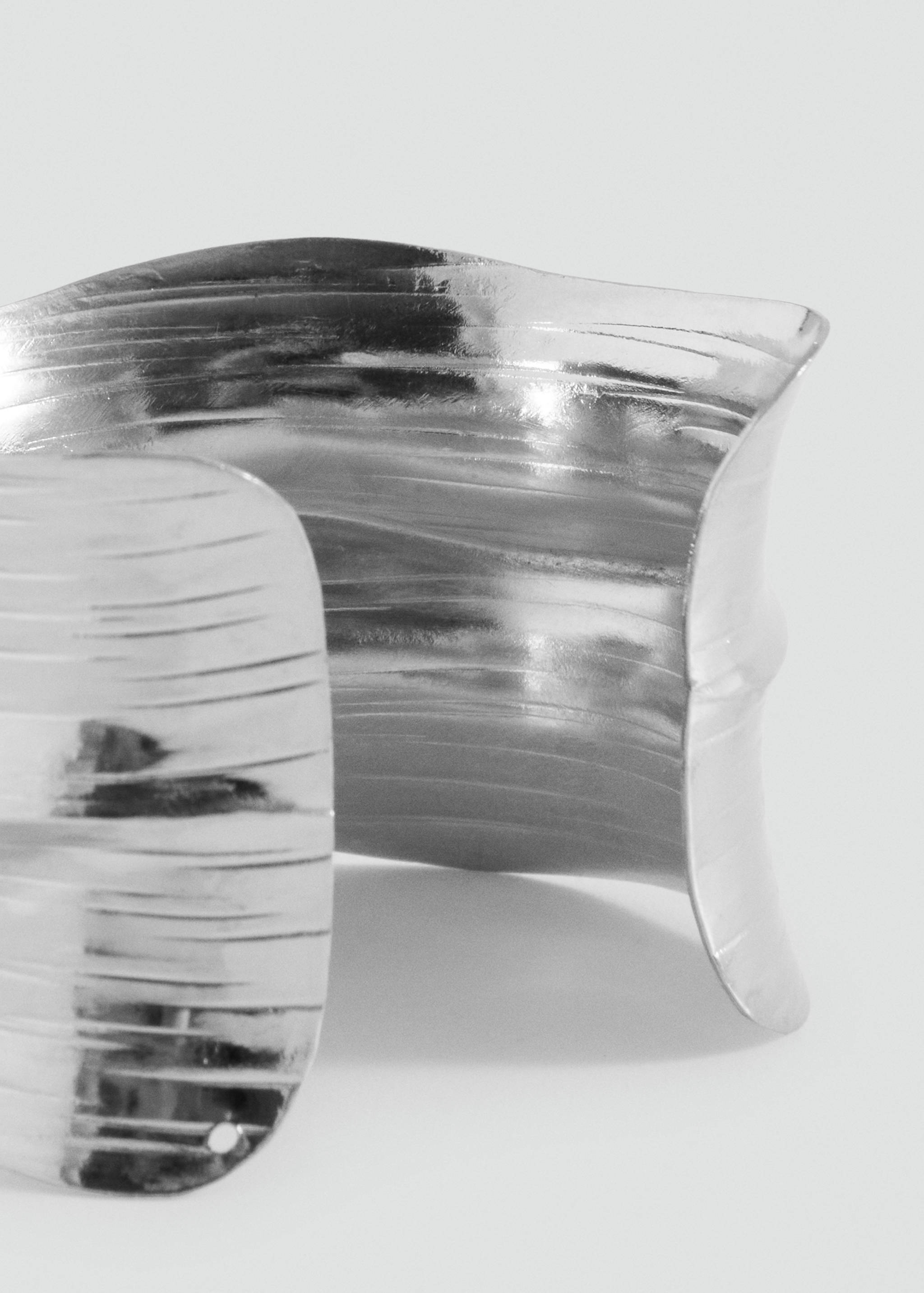 Жесткий браслет с рельефом - Средний план