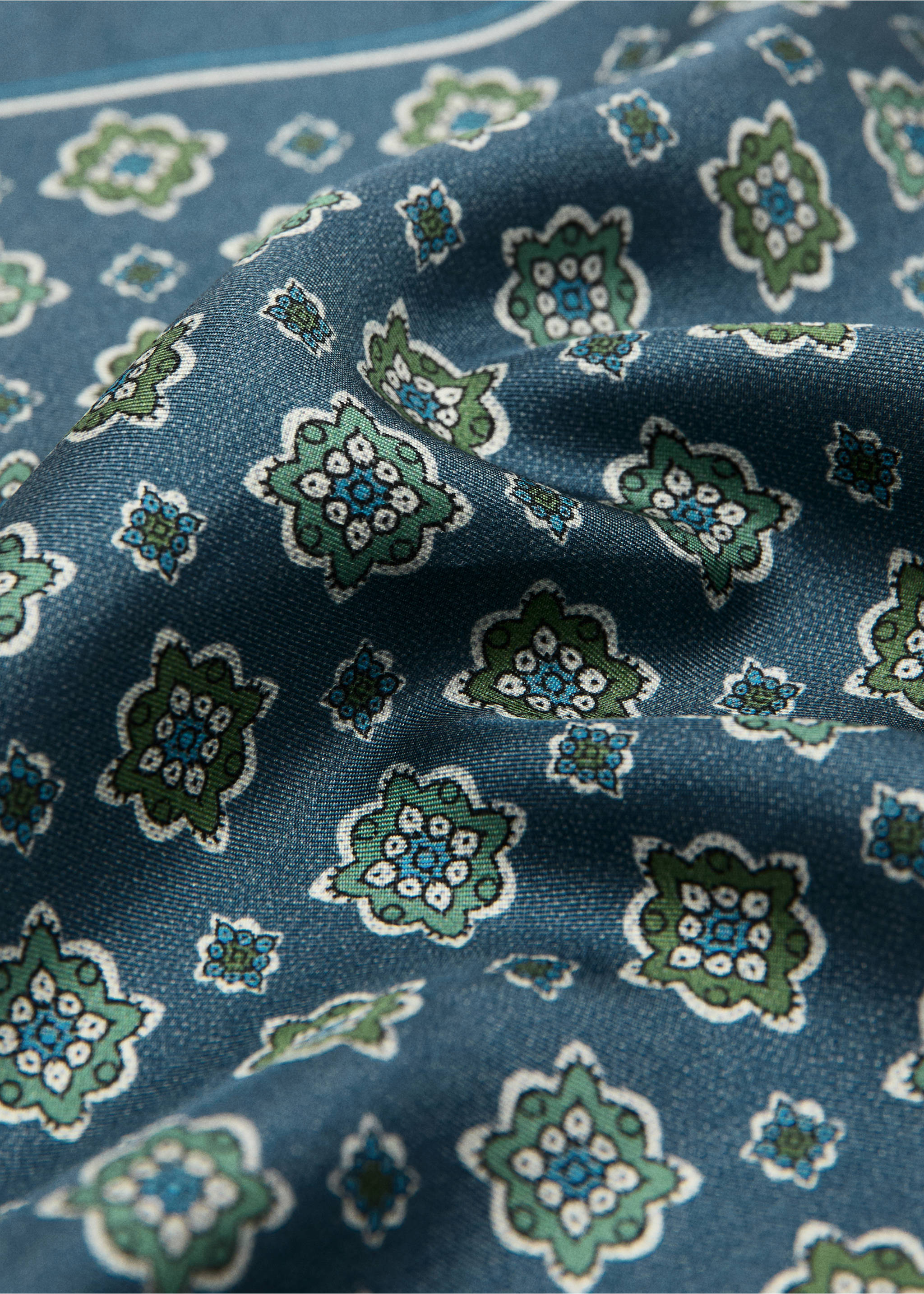 Pañuelo 100% seda estampado - Plano medio, Azul marino. Ref: 27056000-00.