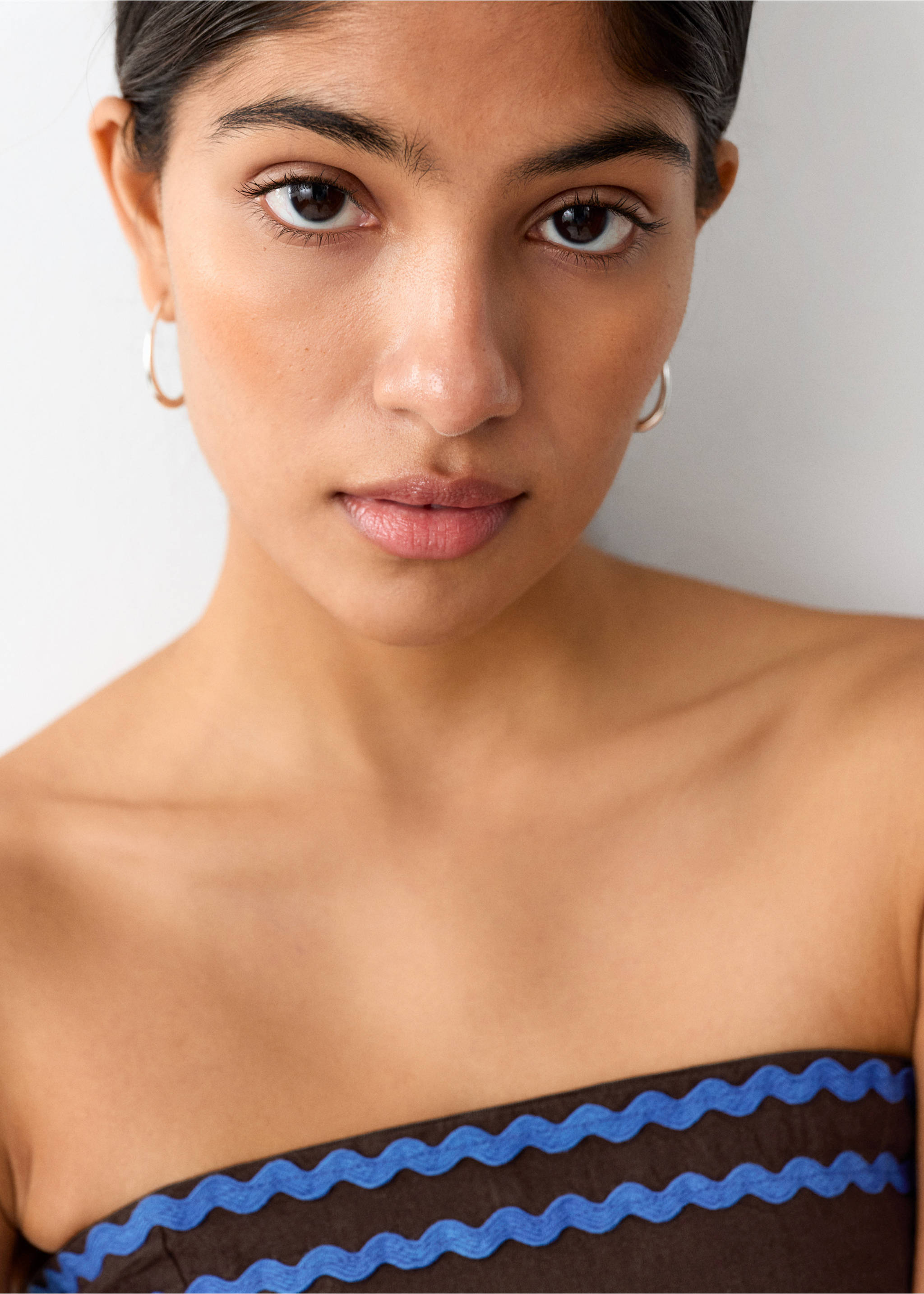 Top bandeau detalls contrast - Detall de l'article 1, Marró. Ref: 27056347-00.