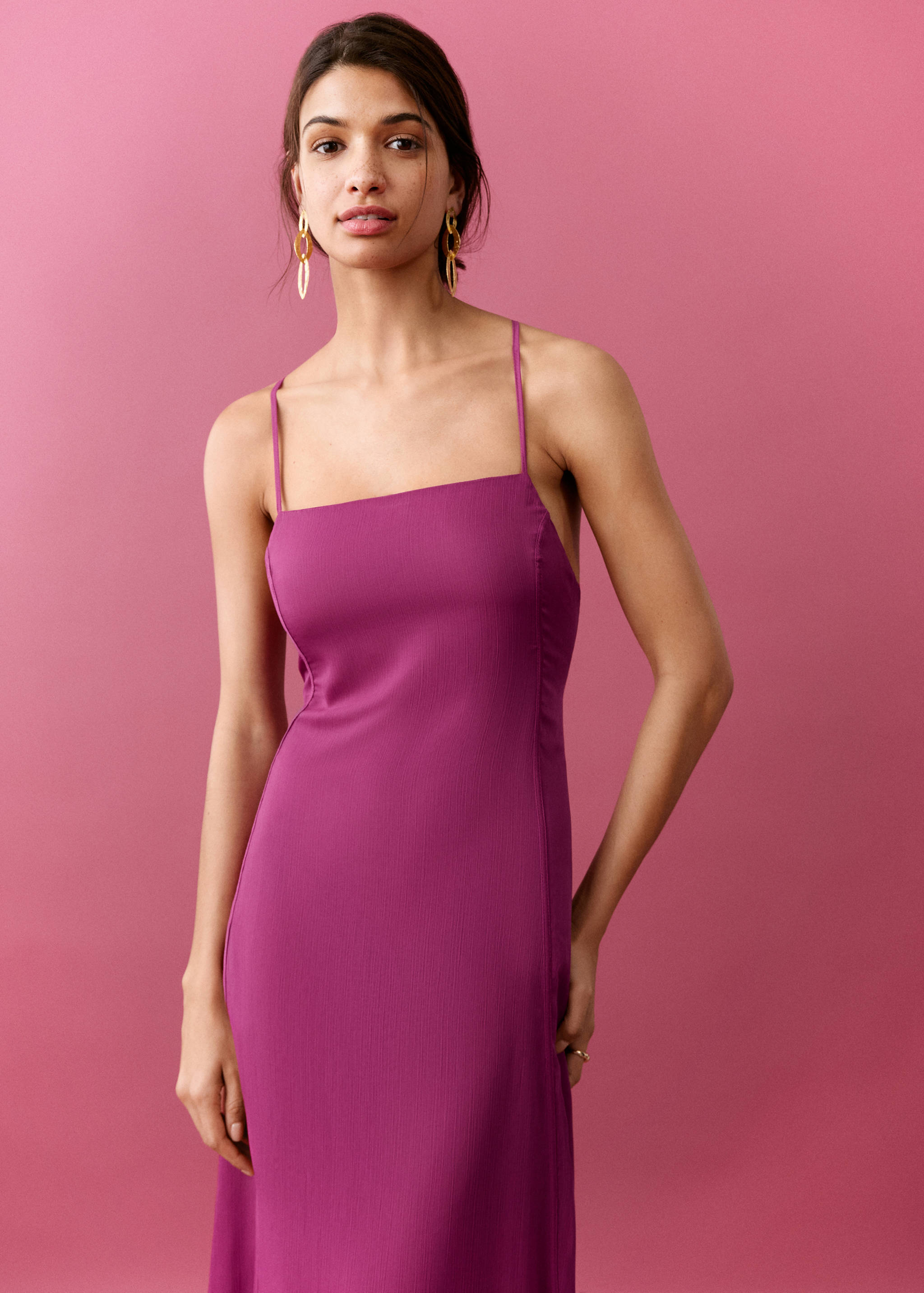 Vestido fluido com costas cruzadas - Plano médio