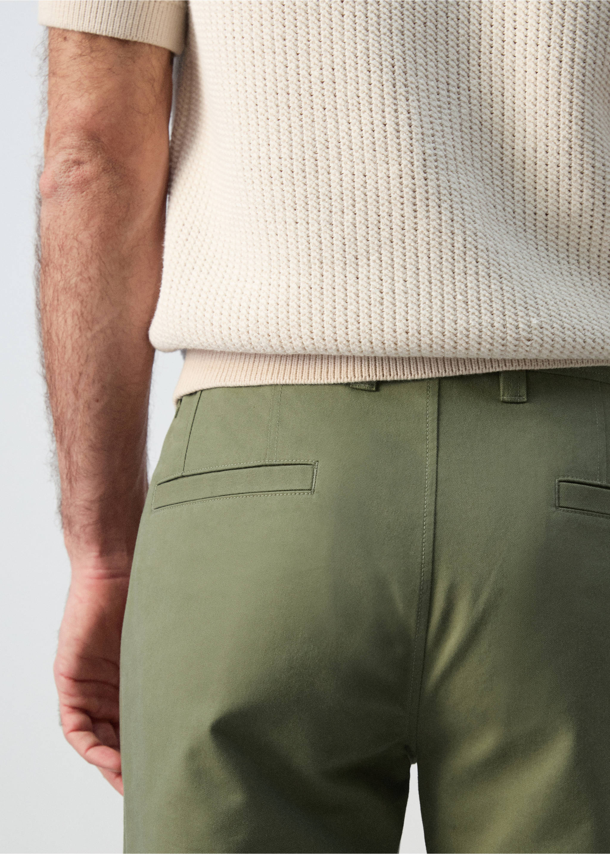 Pantalons xinesos regular fit - Detall de l'article 6, Verd bosc. Ref: 27056709-00.