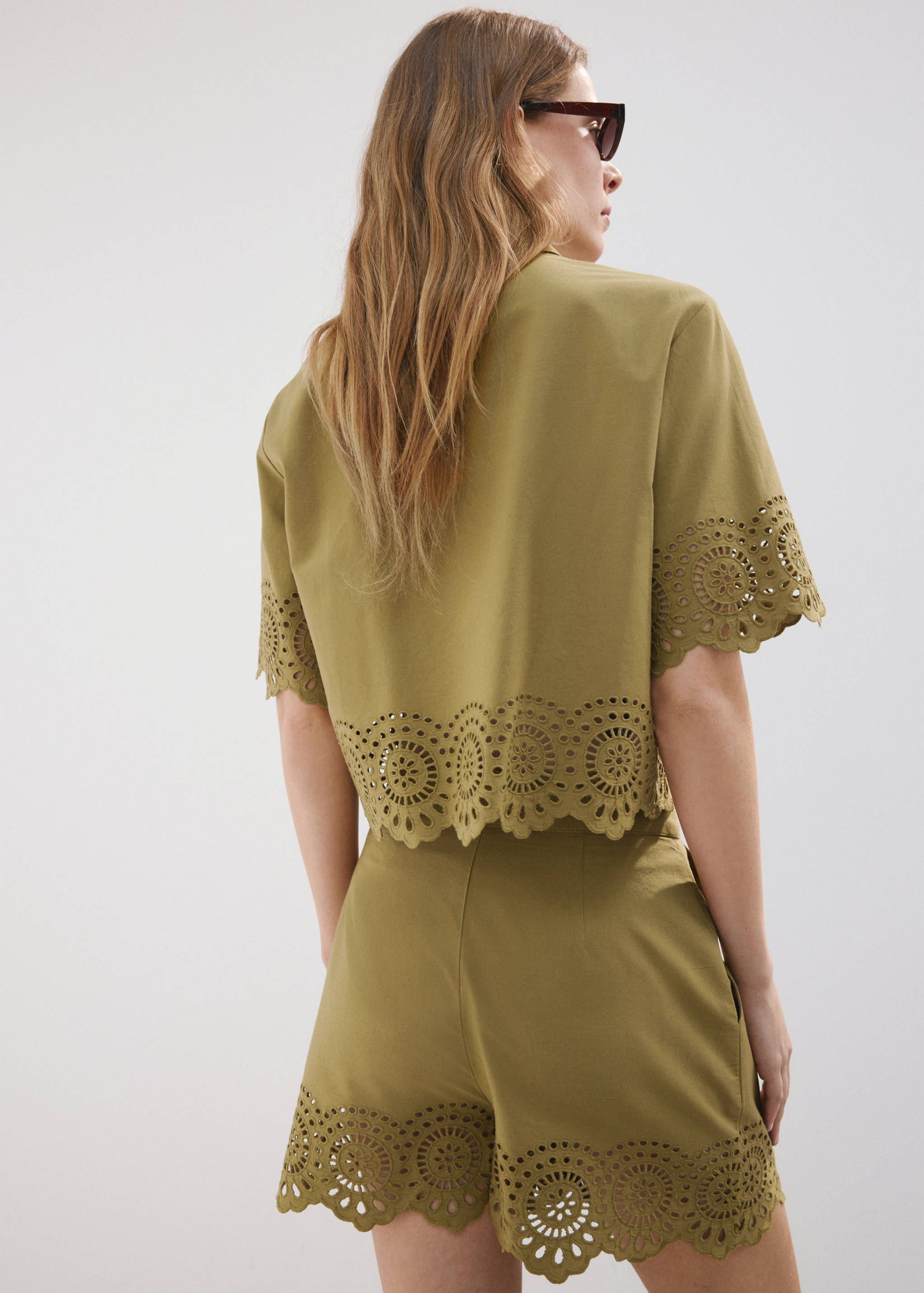 Shorts calados bordados - Reverso del artículo