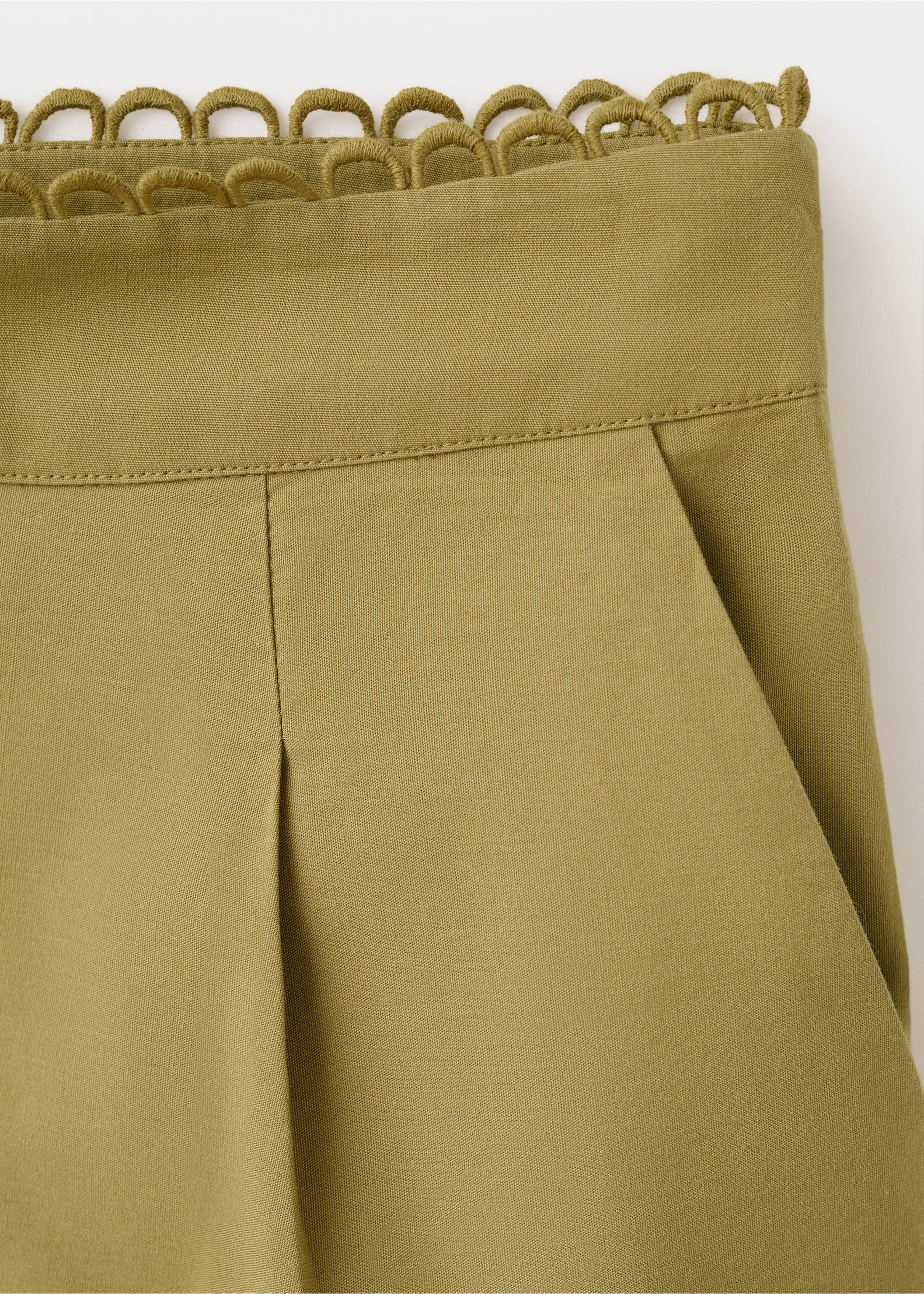 Embroidered openwork shorts - Details of the article 8, Green. Ref: 27057146-00.