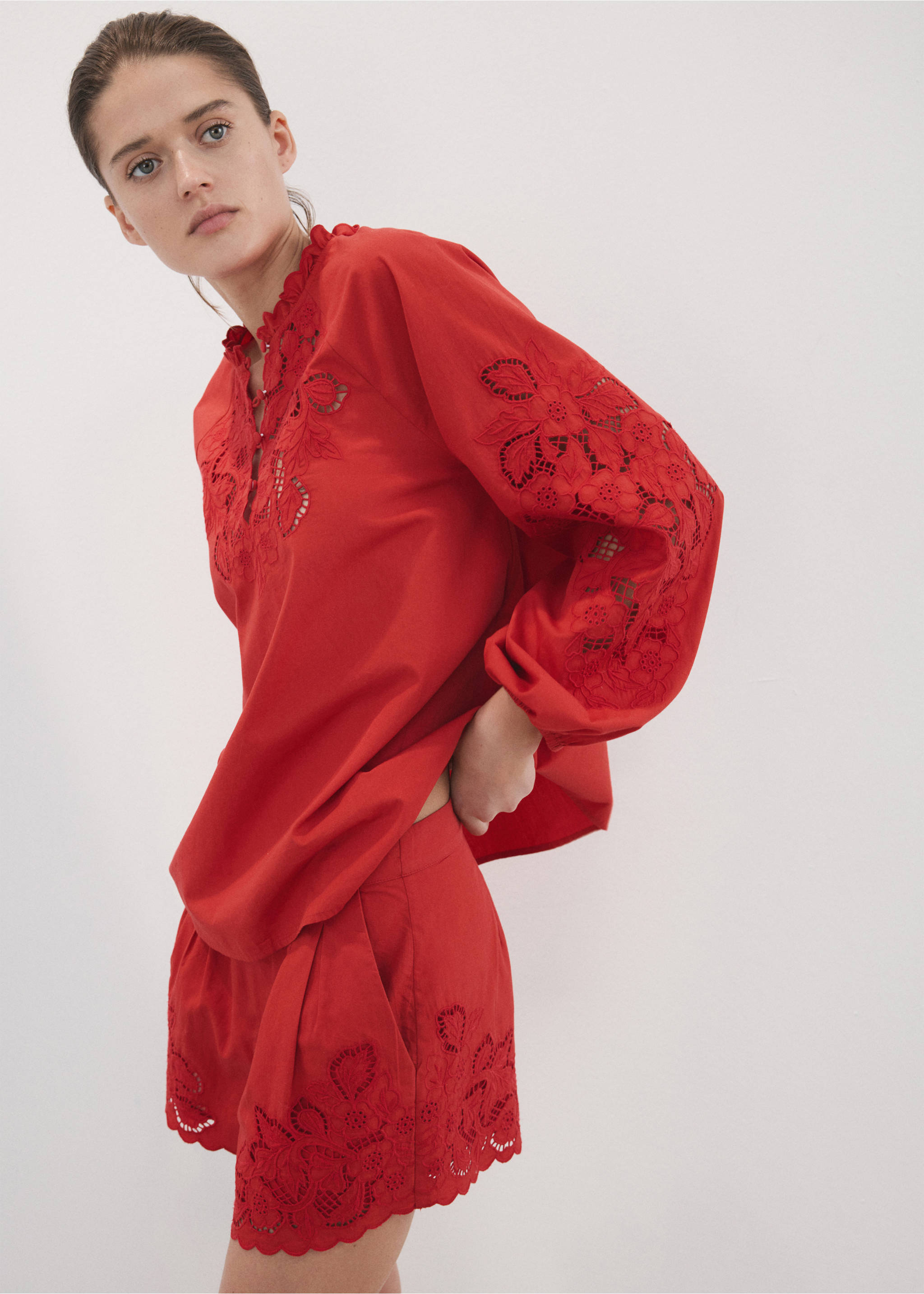 Shorts calados bordados - Plano medio, Rojo. Ref: 27057147-00.