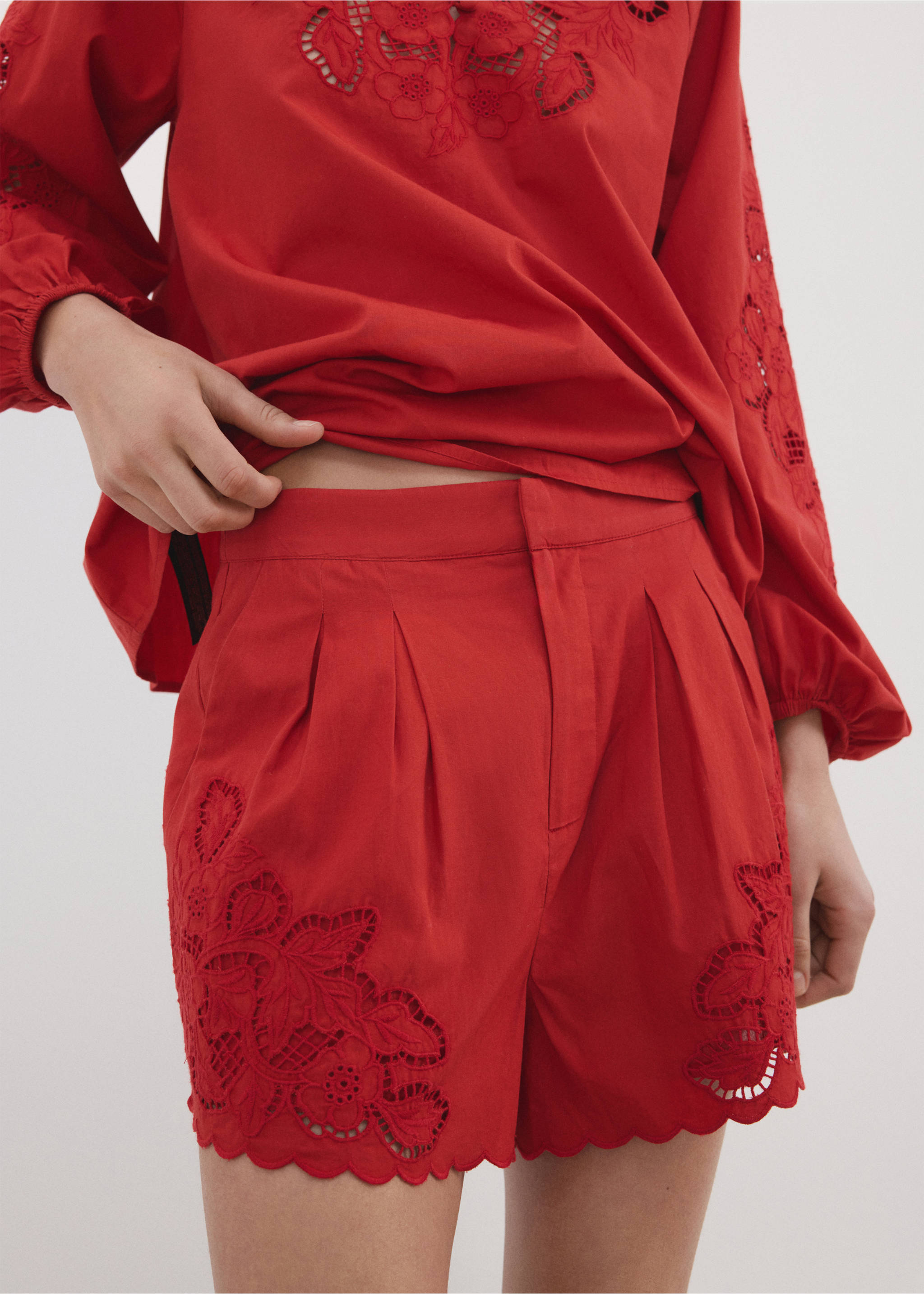 Shorts calados bordados - Detalle del artículo 1, Rojo. Ref: 27057147-00.