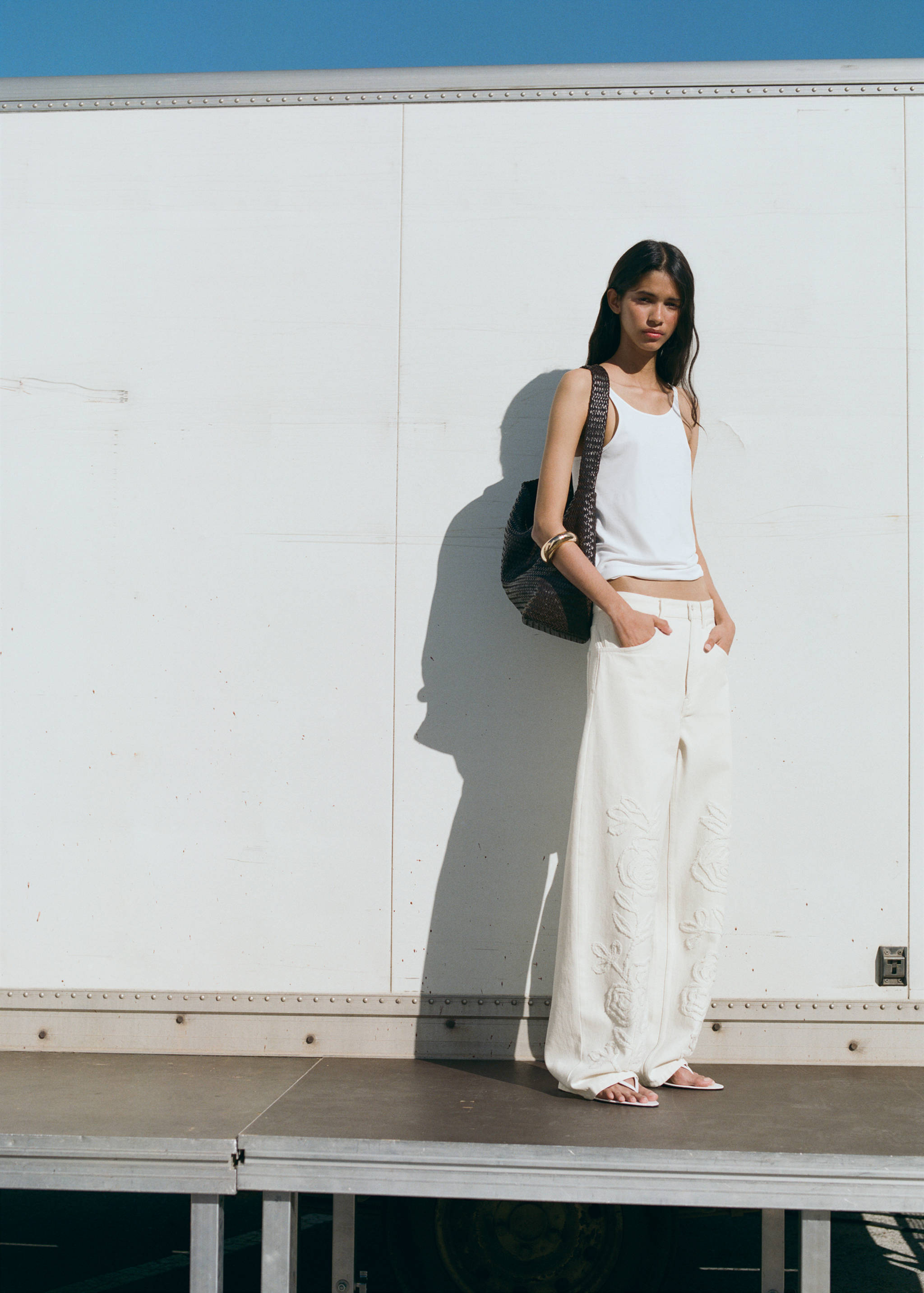 Wide leg jeans with floral embroidery - General plane