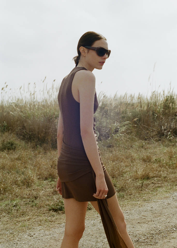 Ruched dress with draped neckline — Brown