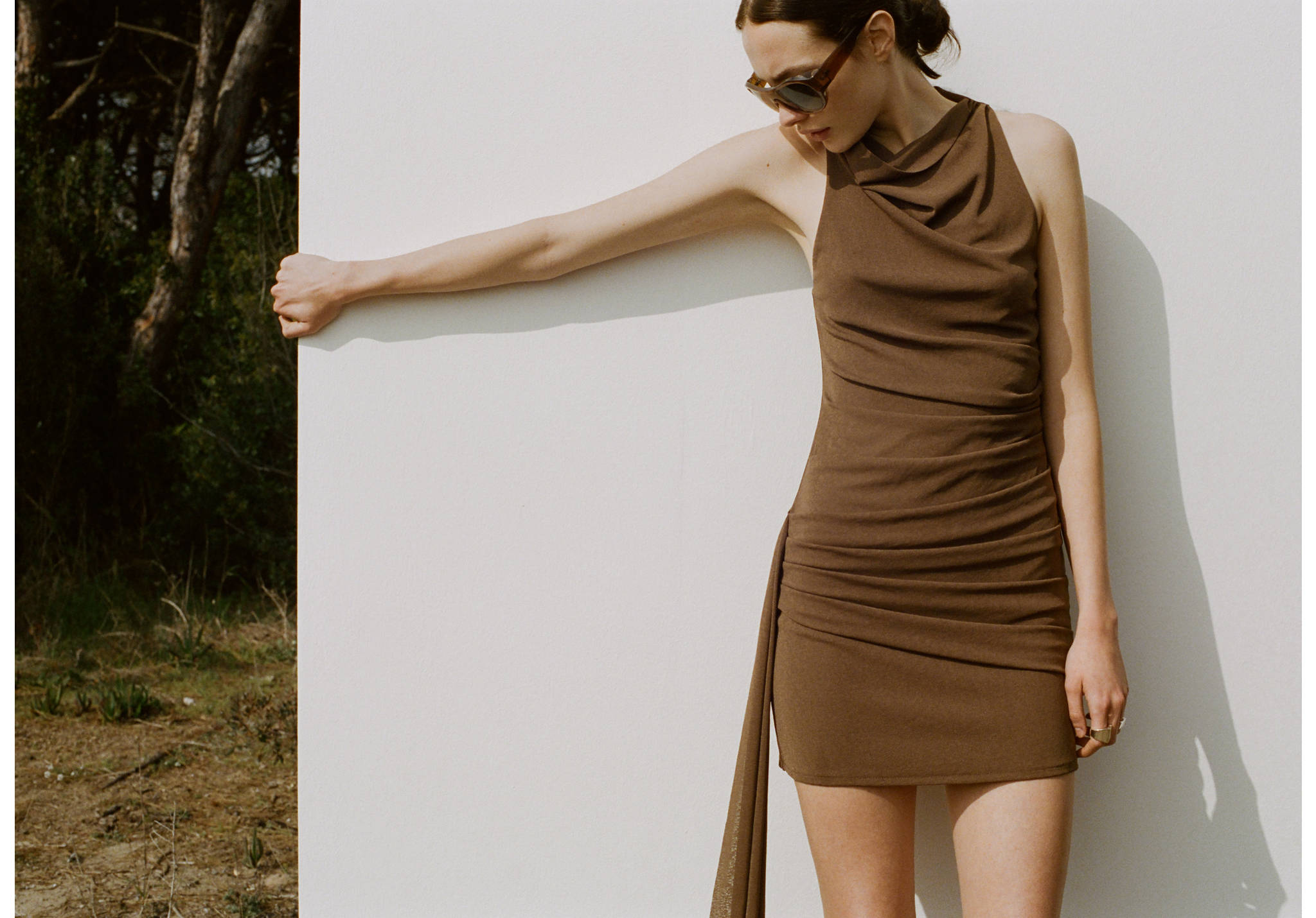 Gerimpelde jurk met gedrapeerde hals - Panoramische tekening