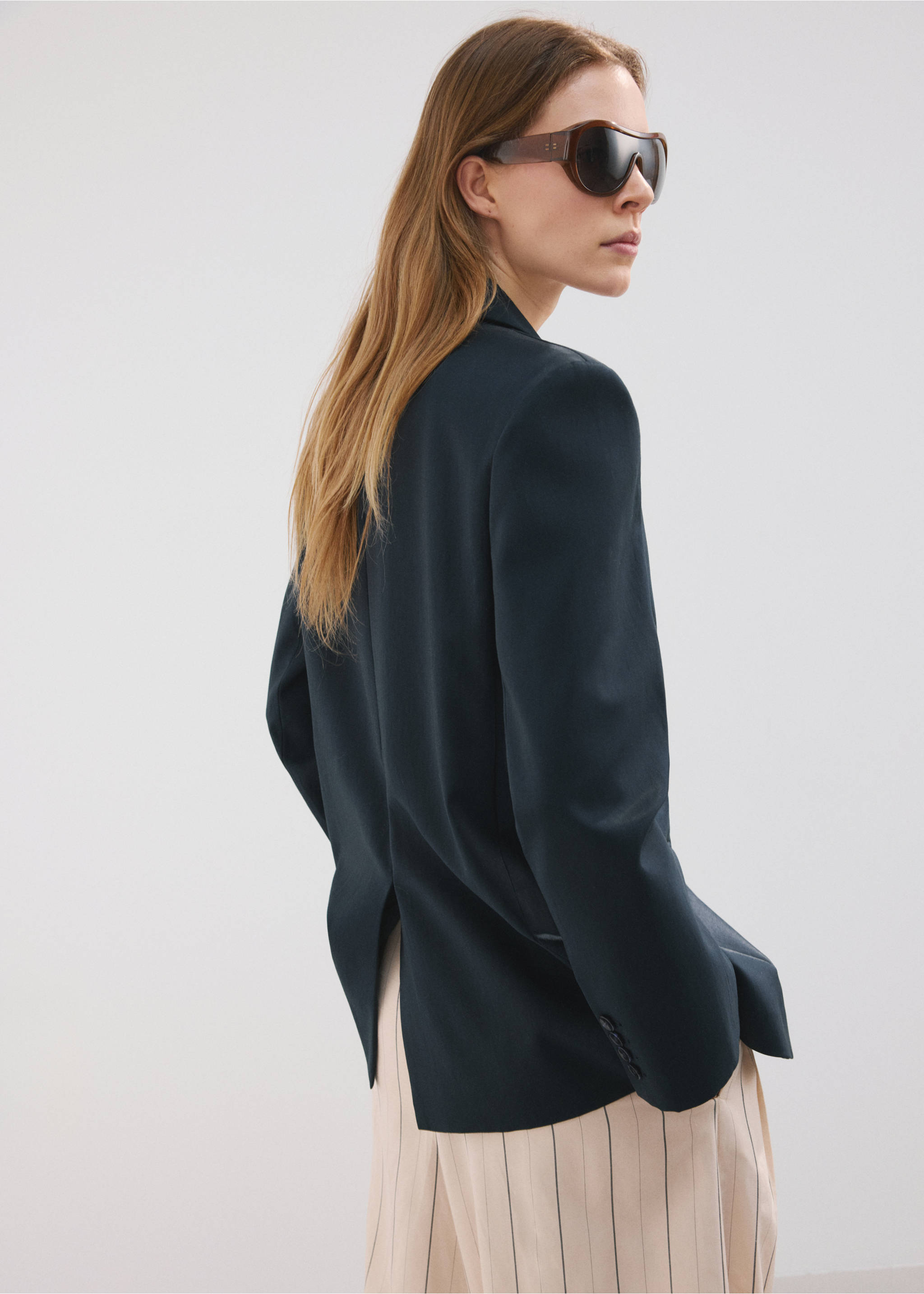 Straight jacket with flap pockets - Details of the article 2, Navy. Ref: 27057158-00.