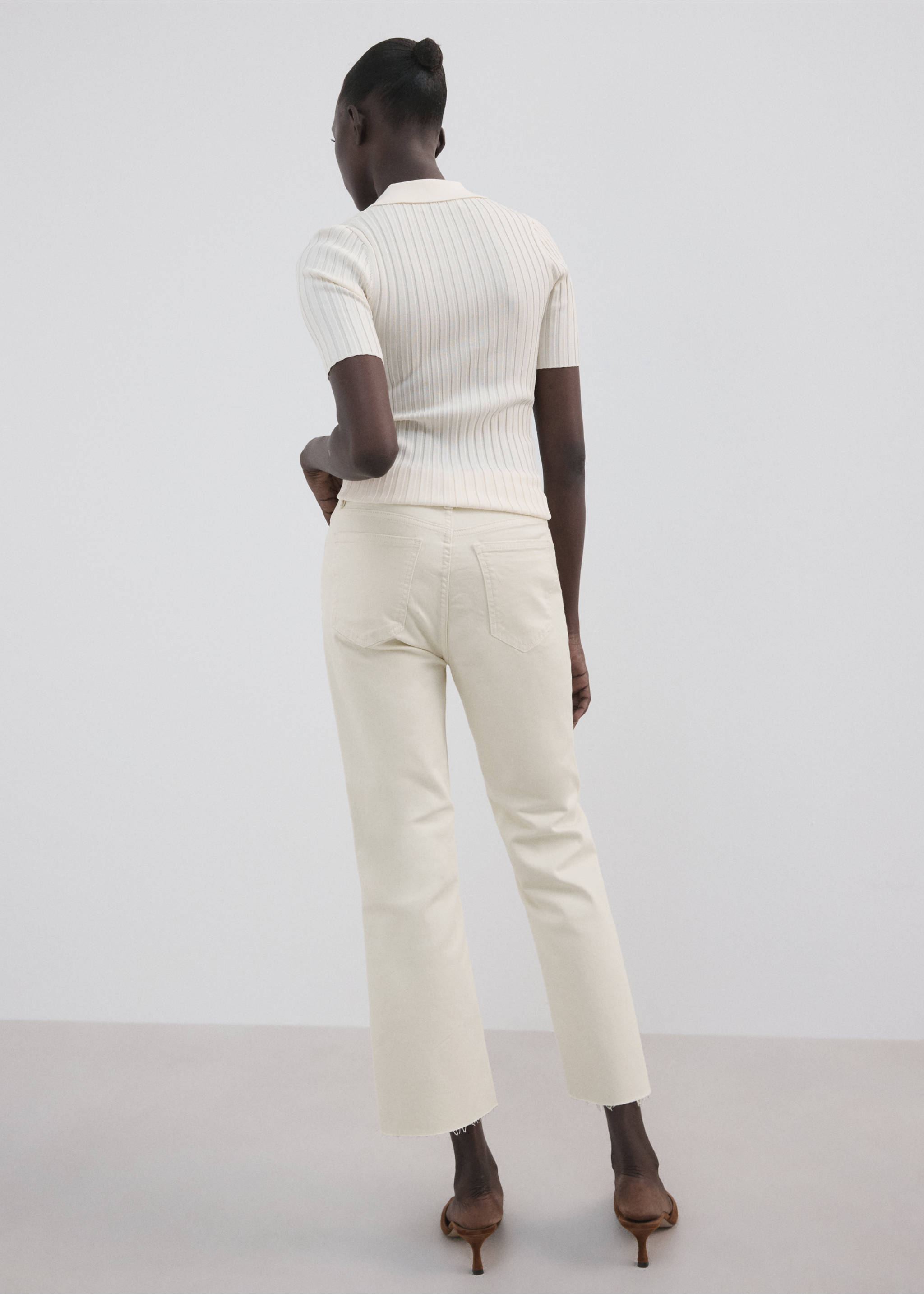 Mid-rise flared jeans - Reverse of the article, Ecru. Ref: 27057160-00.