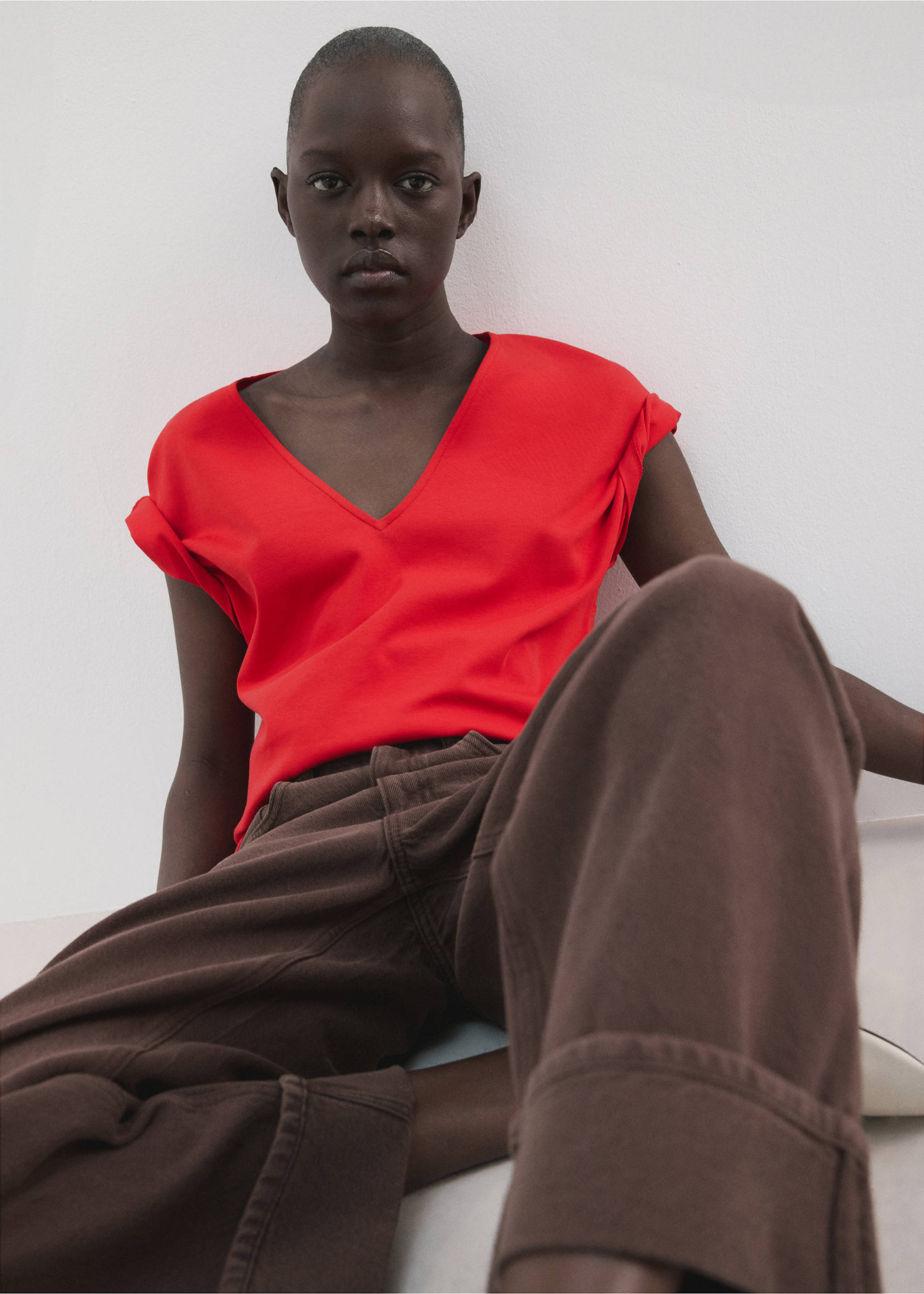 Tricou bumbac cu decolteu în V - Plan mediu, Roșu. Ref: 27057164-00.