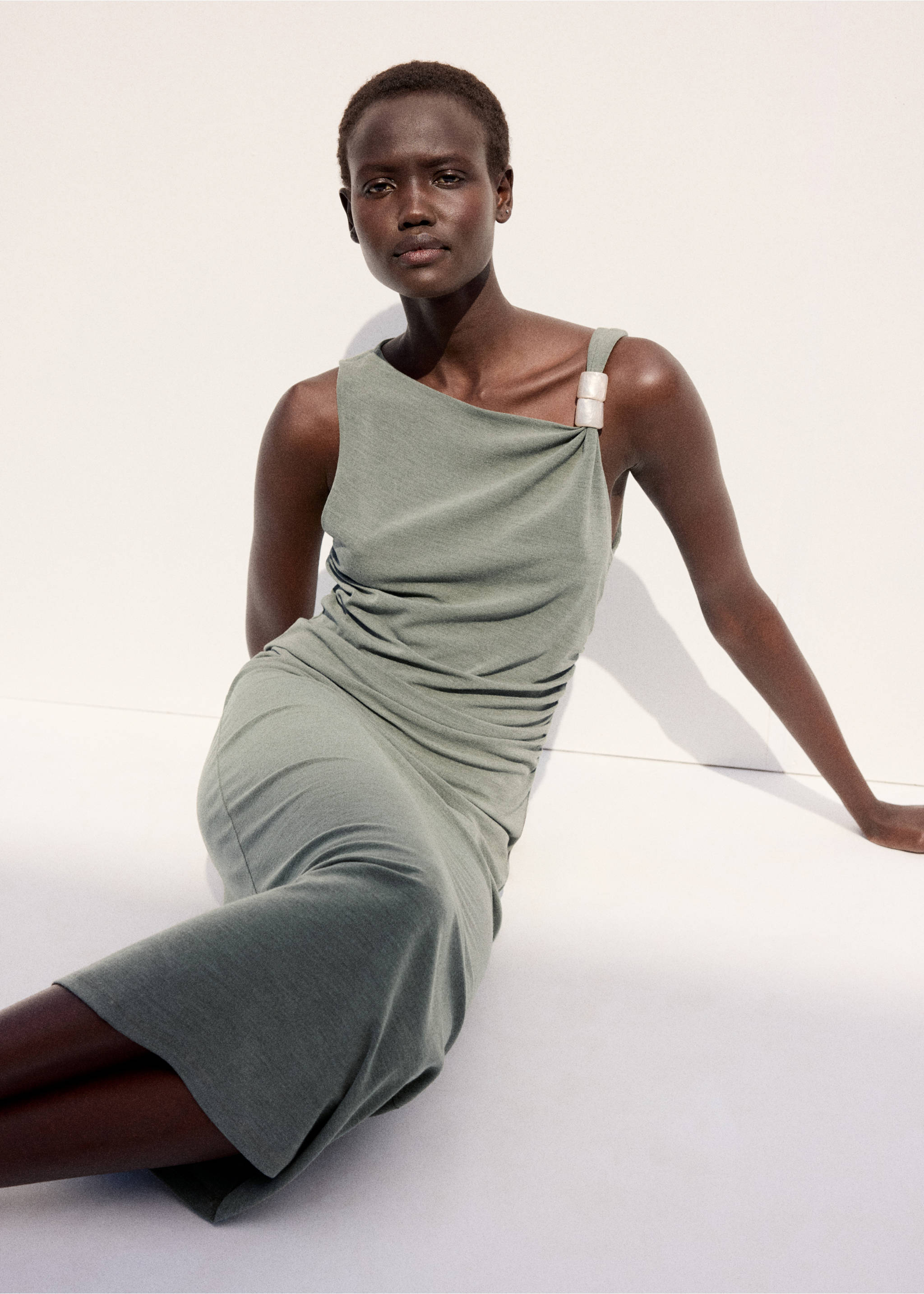 Fitted dress with metal detail - Details of the article 2, Green. Ref: 27057166-00.