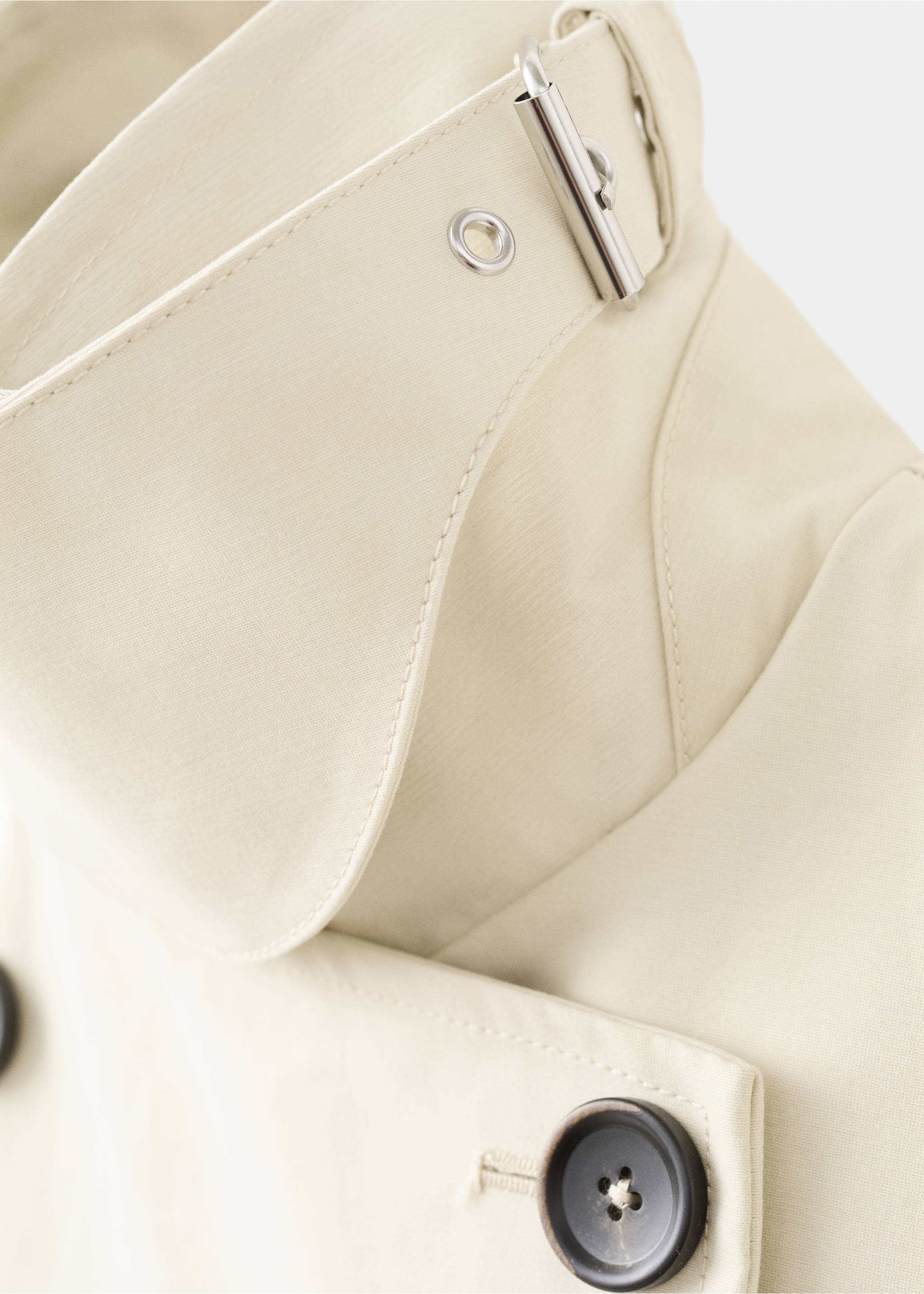 Funnel neck buckle trench - Details of the article 8, Beige. Ref: 27057791-00.