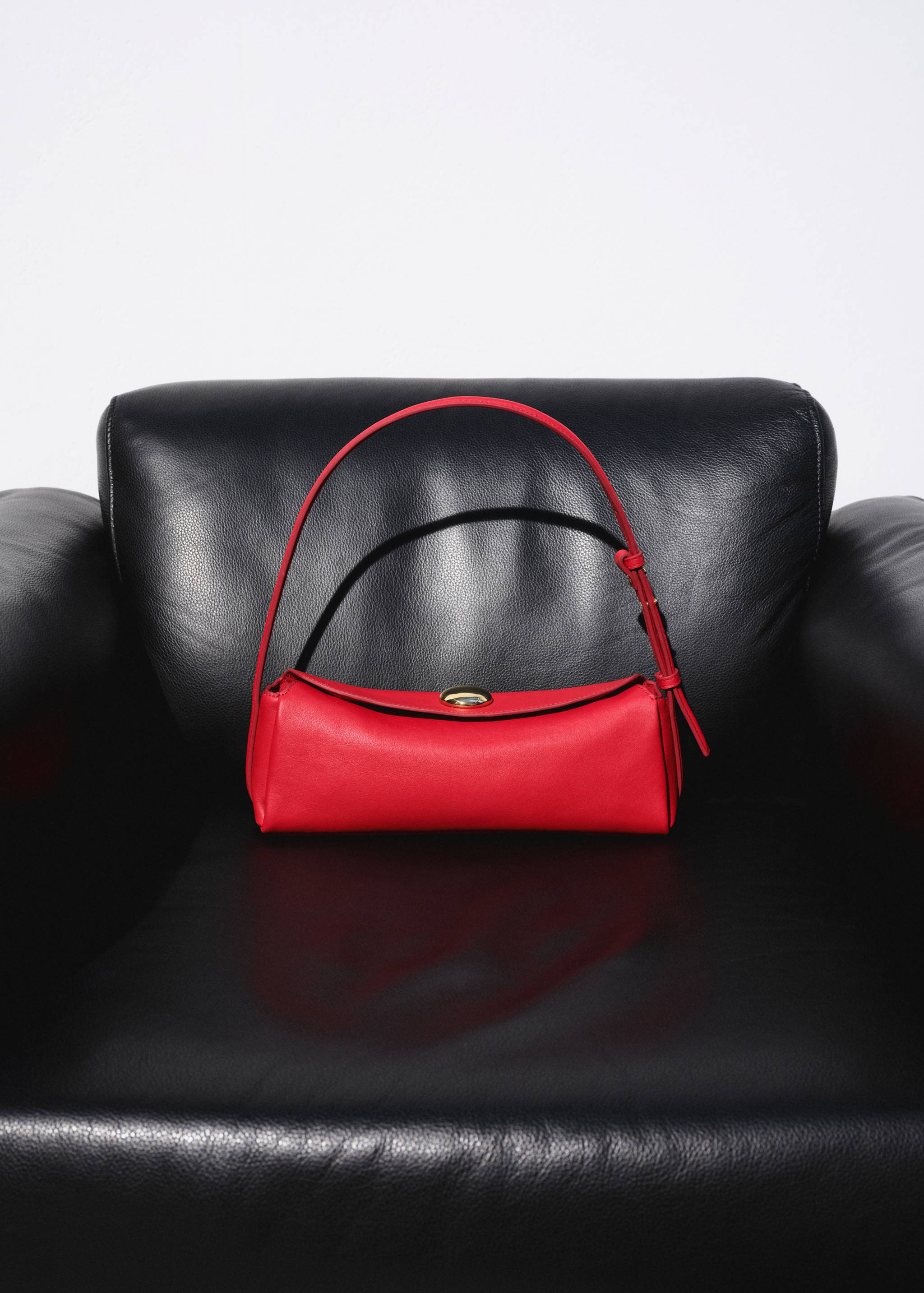 Leather shoulder bag with metal detail - Details of the article 9