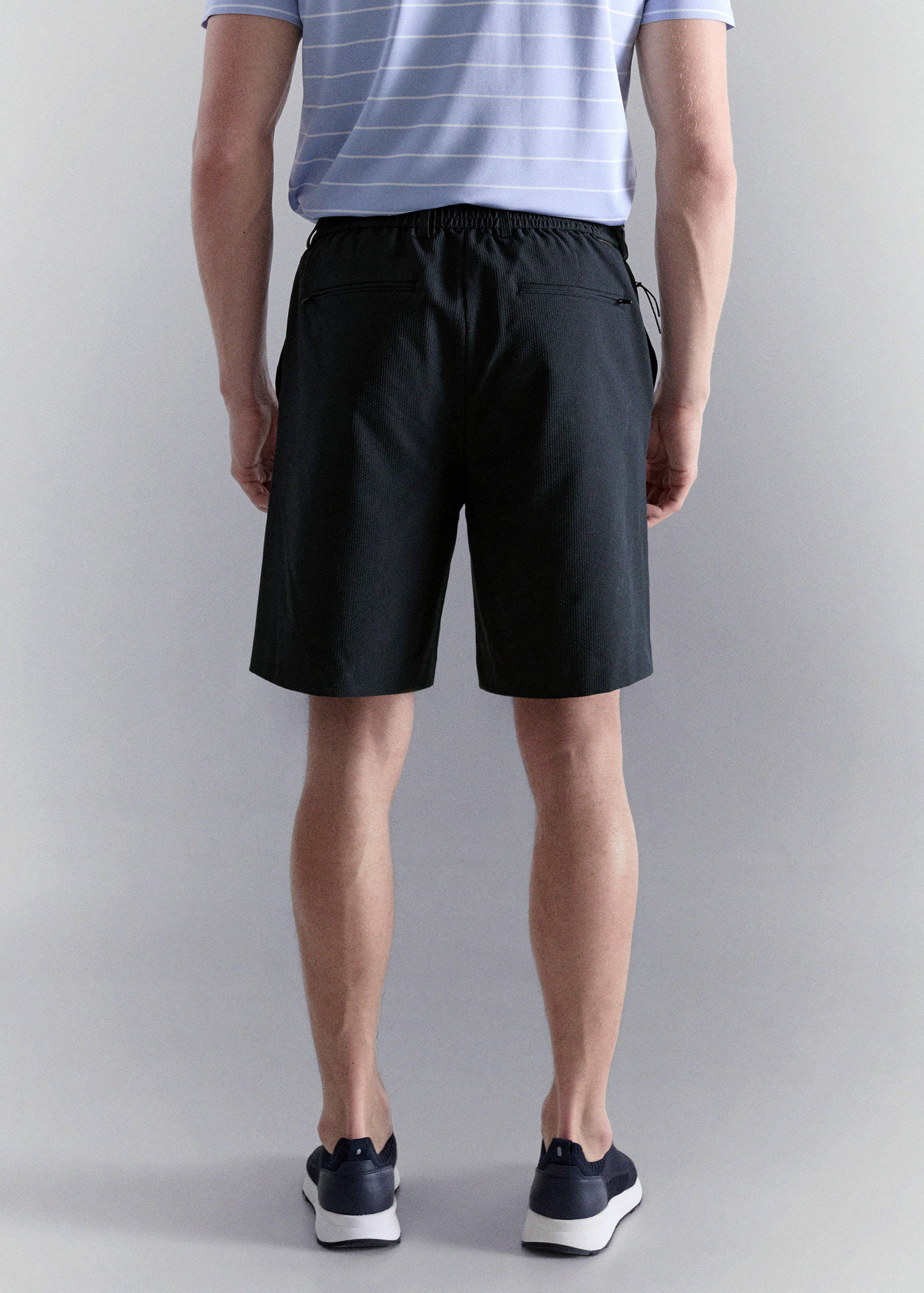 شورت برمودا كومفورت ستريتش مقاوم للماء - الجهة الخلفية للمنتج