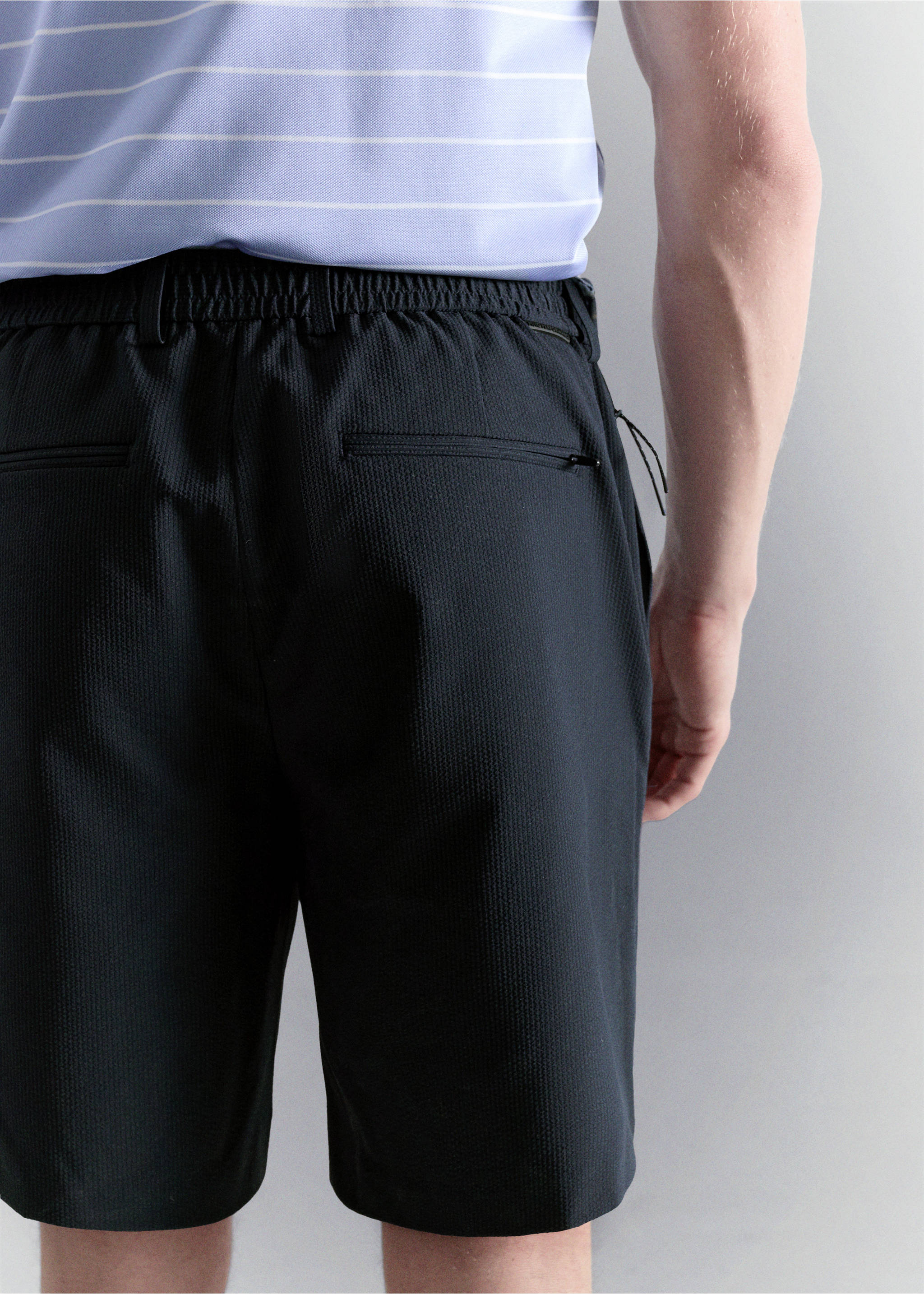 شورت برمودا كومفورت ستريتش مقاوم للماء - تفاصيل المنتج 6, أزرق غامق. Ref: 27057897-00.