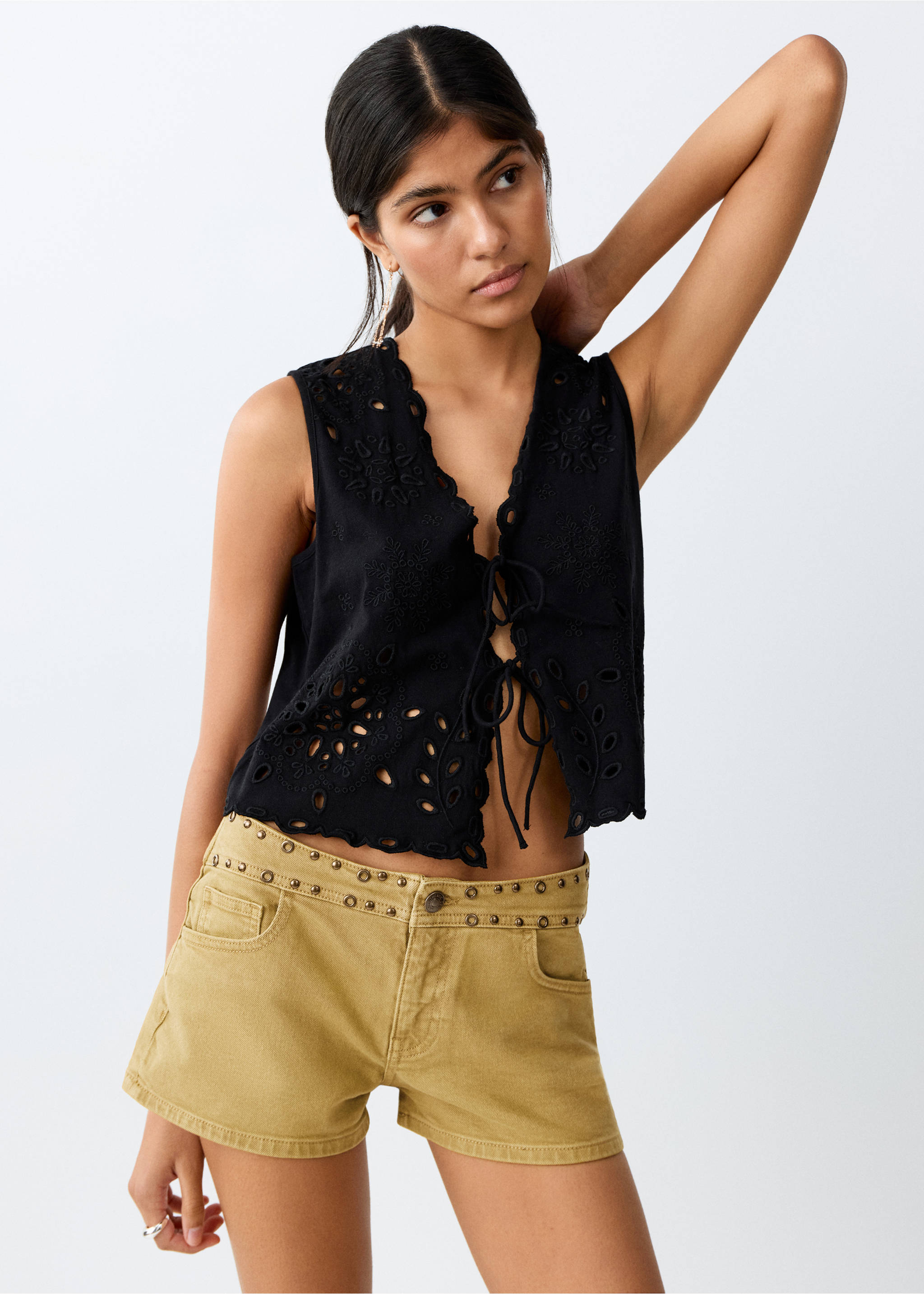 شورتات قصيرة مزينة بالمسامير - رؤية وسط, أخضر زيتوني. Ref: 27057904-00.