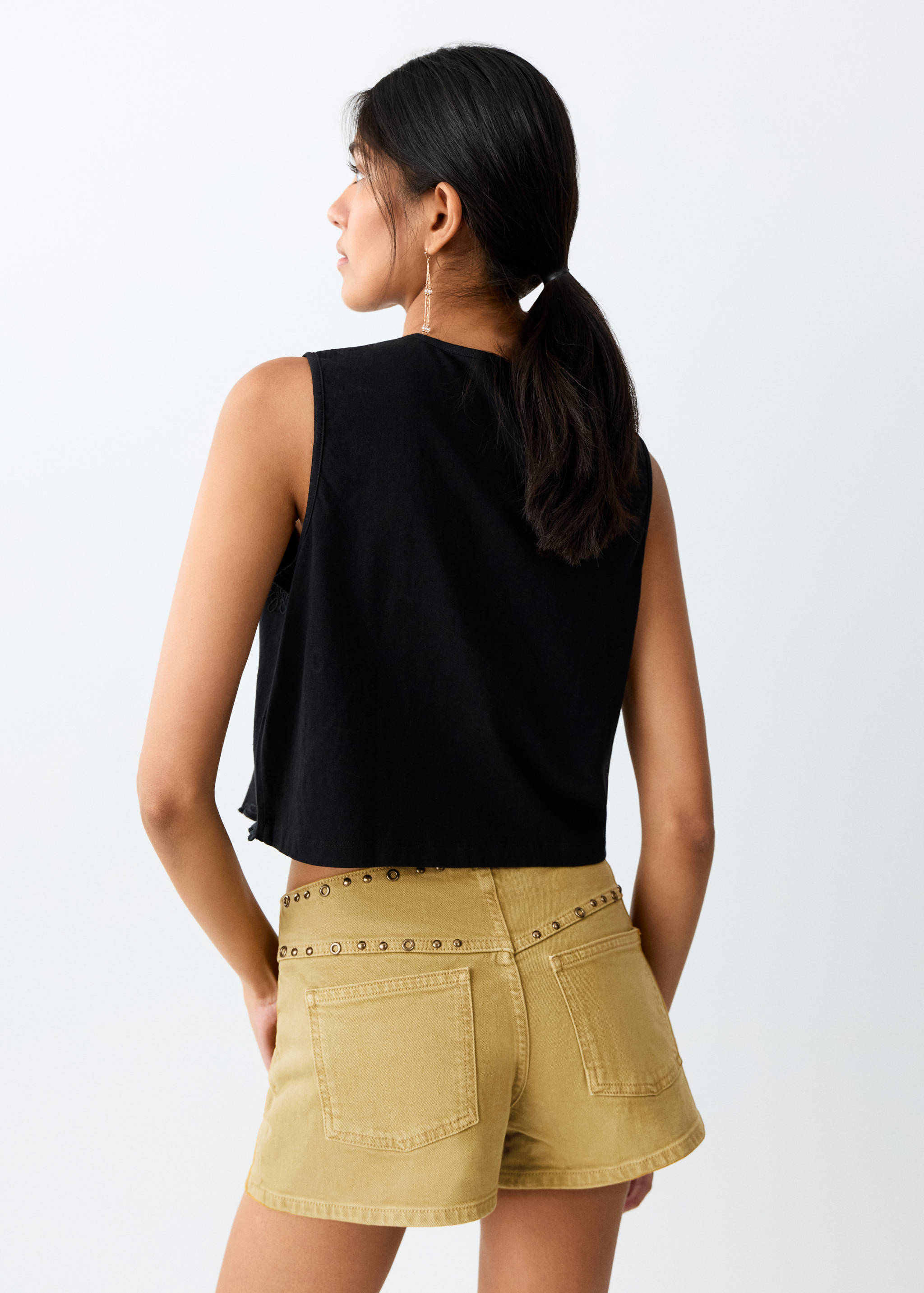 شورتات قصيرة مزينة بالمسامير - الجهة الخلفية للمنتج