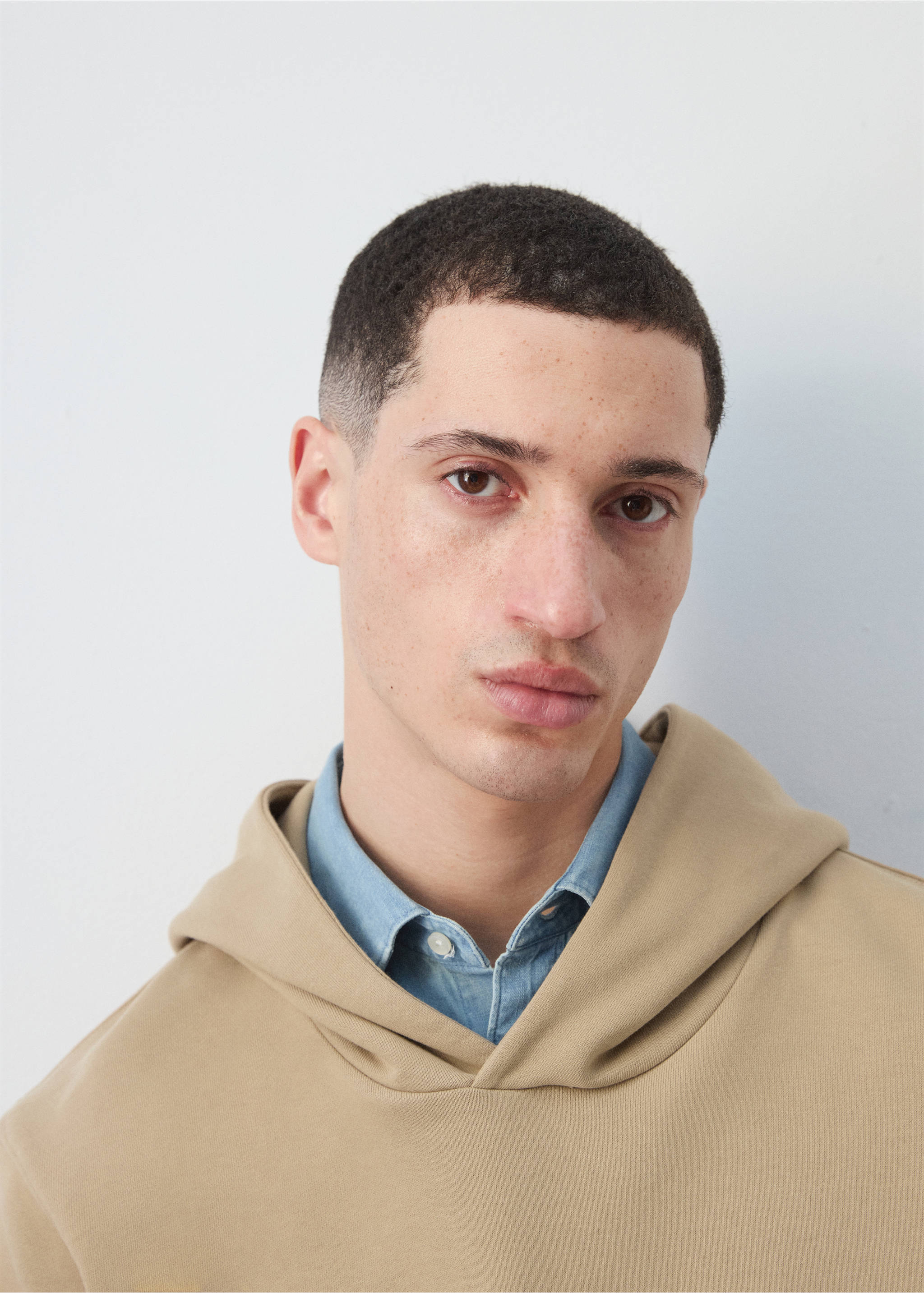 100% cotton hooded sweatshirt text - Details of the article 1, Beige. Ref: 27057916-00.