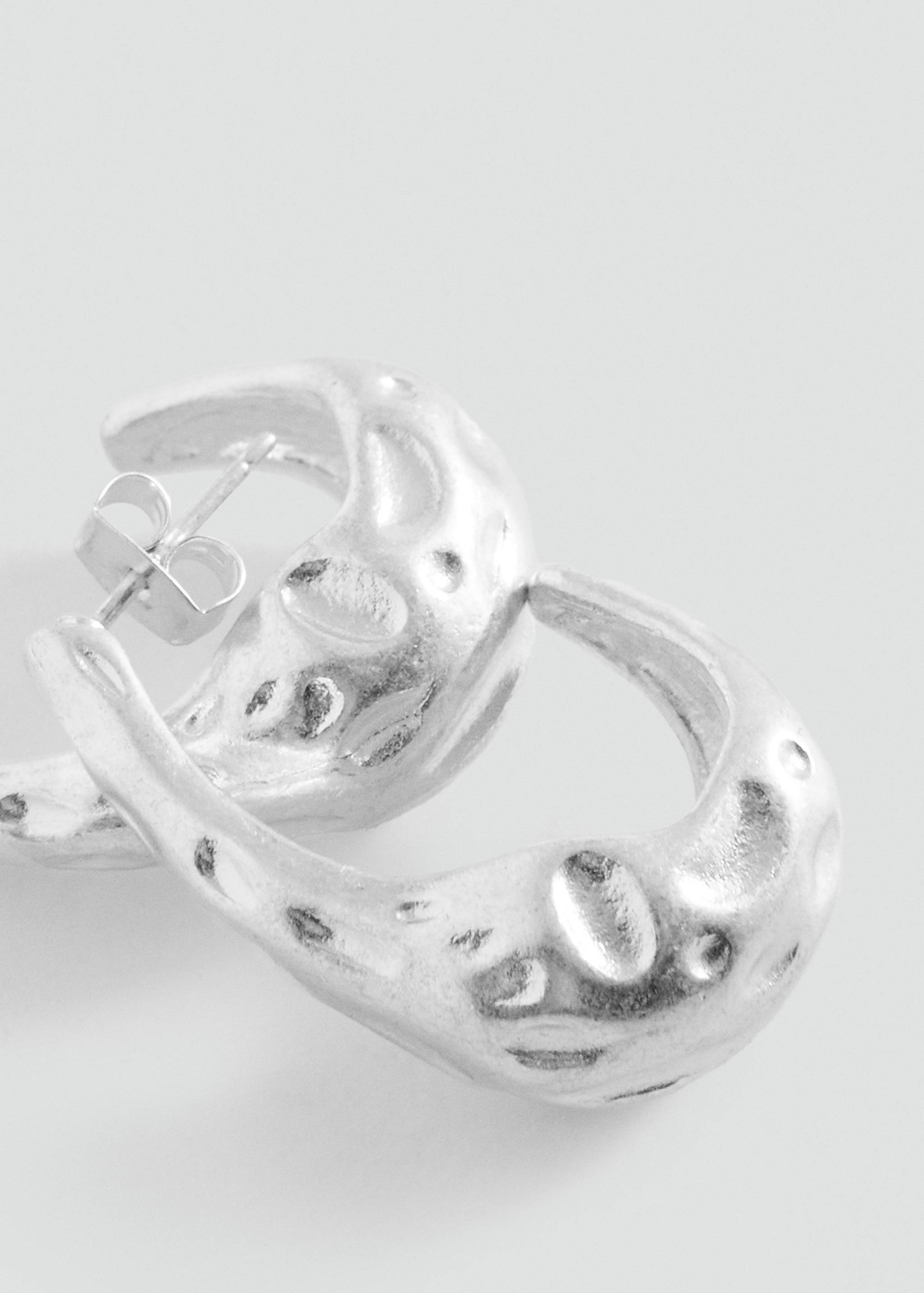 Boucles d'oreilles goutte texturées - Plan moyen