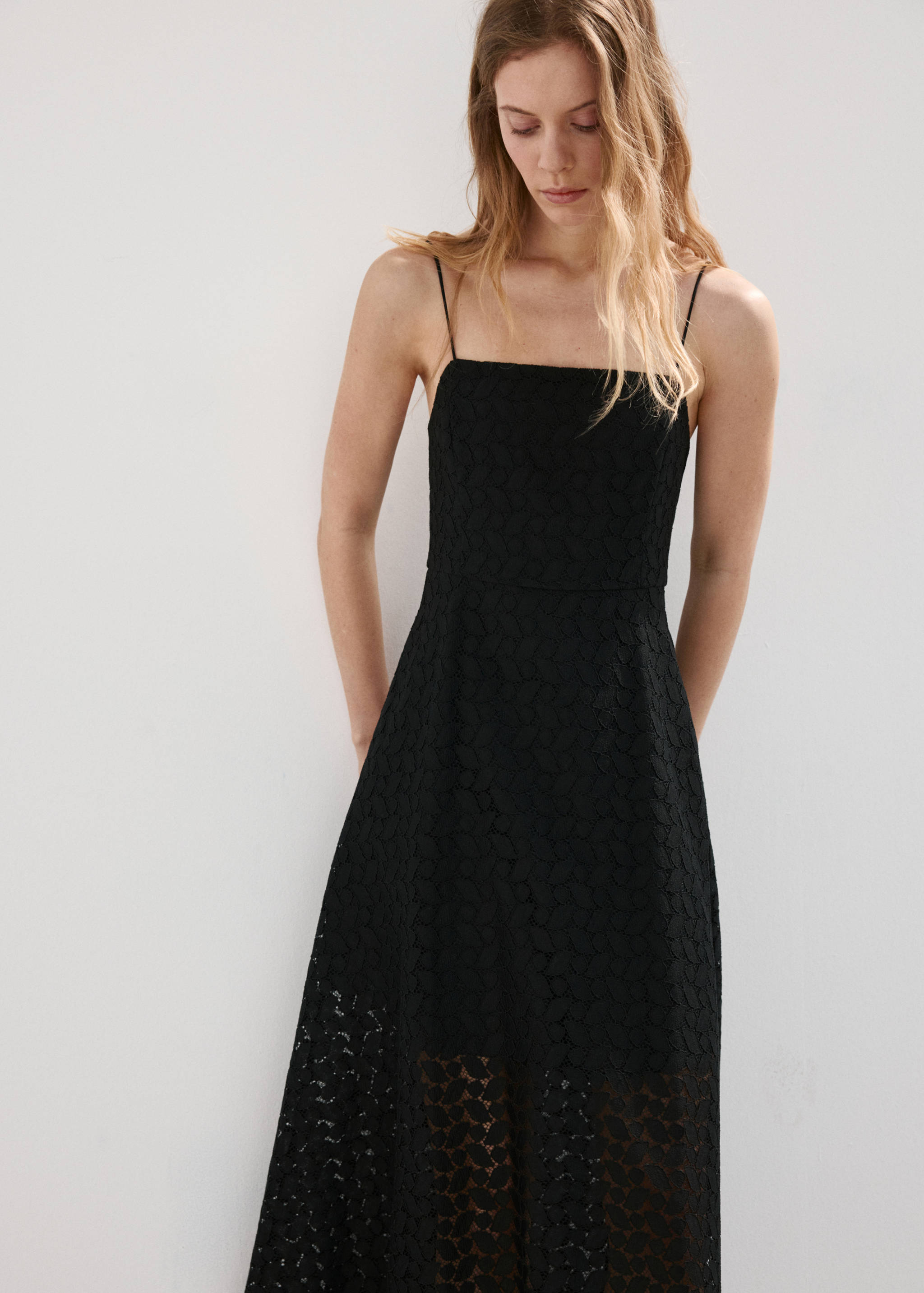 Vestido midi bordados calados - Plano medio