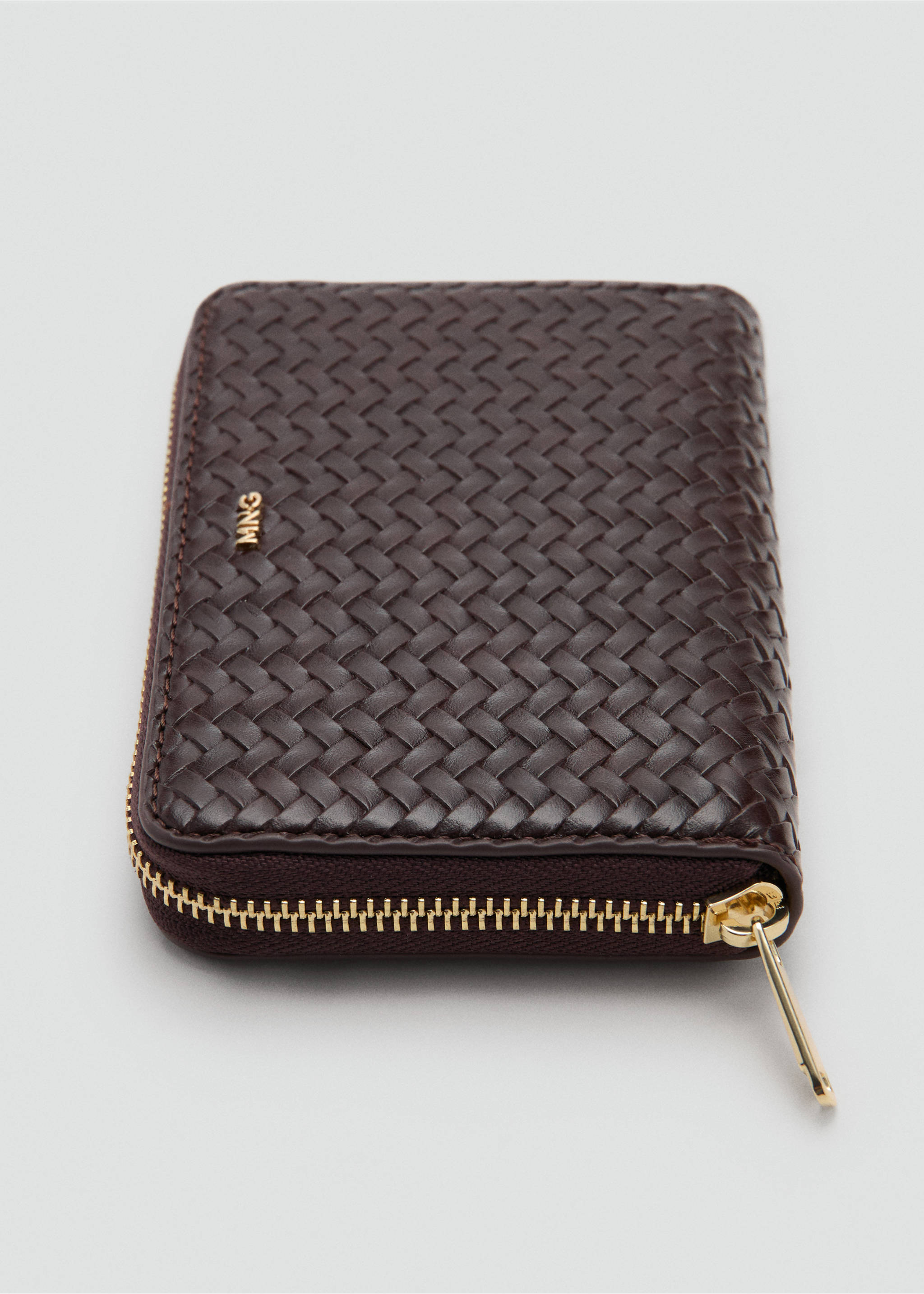 Medium-sized braided wallet - Details of the article 1, Chocolate. Ref: 27057933-00.
