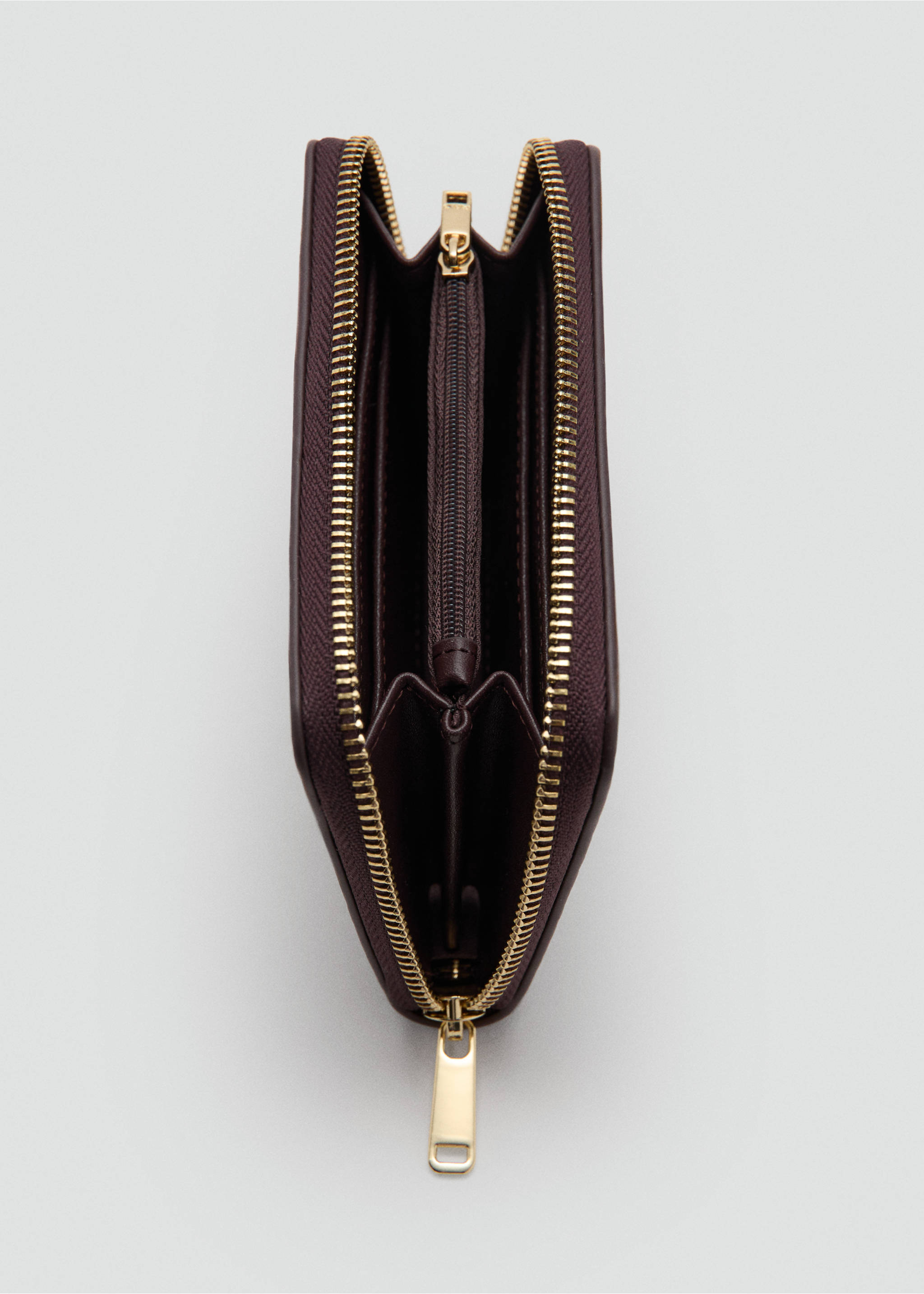 Medium-sized braided wallet - Details of the article 2, Chocolate. Ref: 27057933-00.