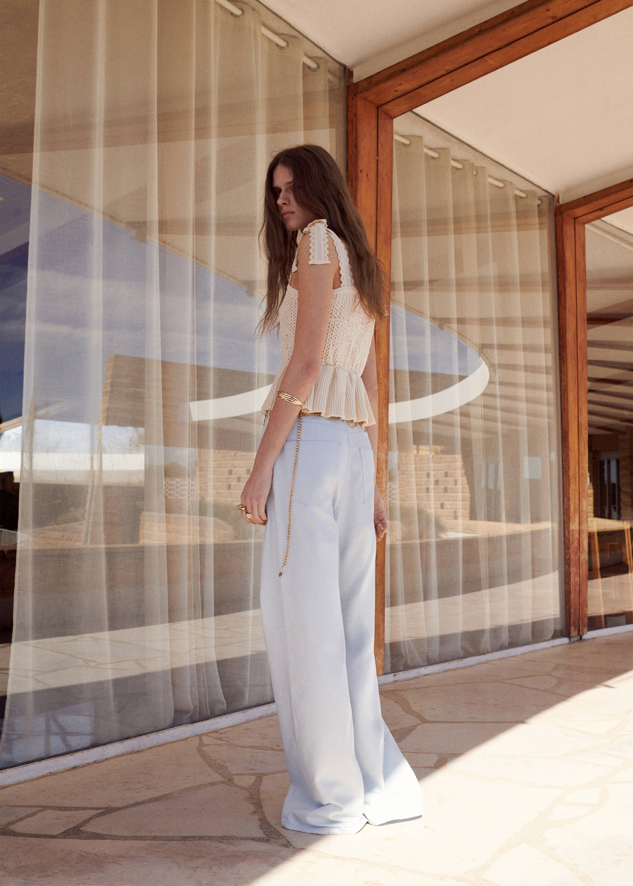 Wide leg mid-rise jeans - Reverse of the article