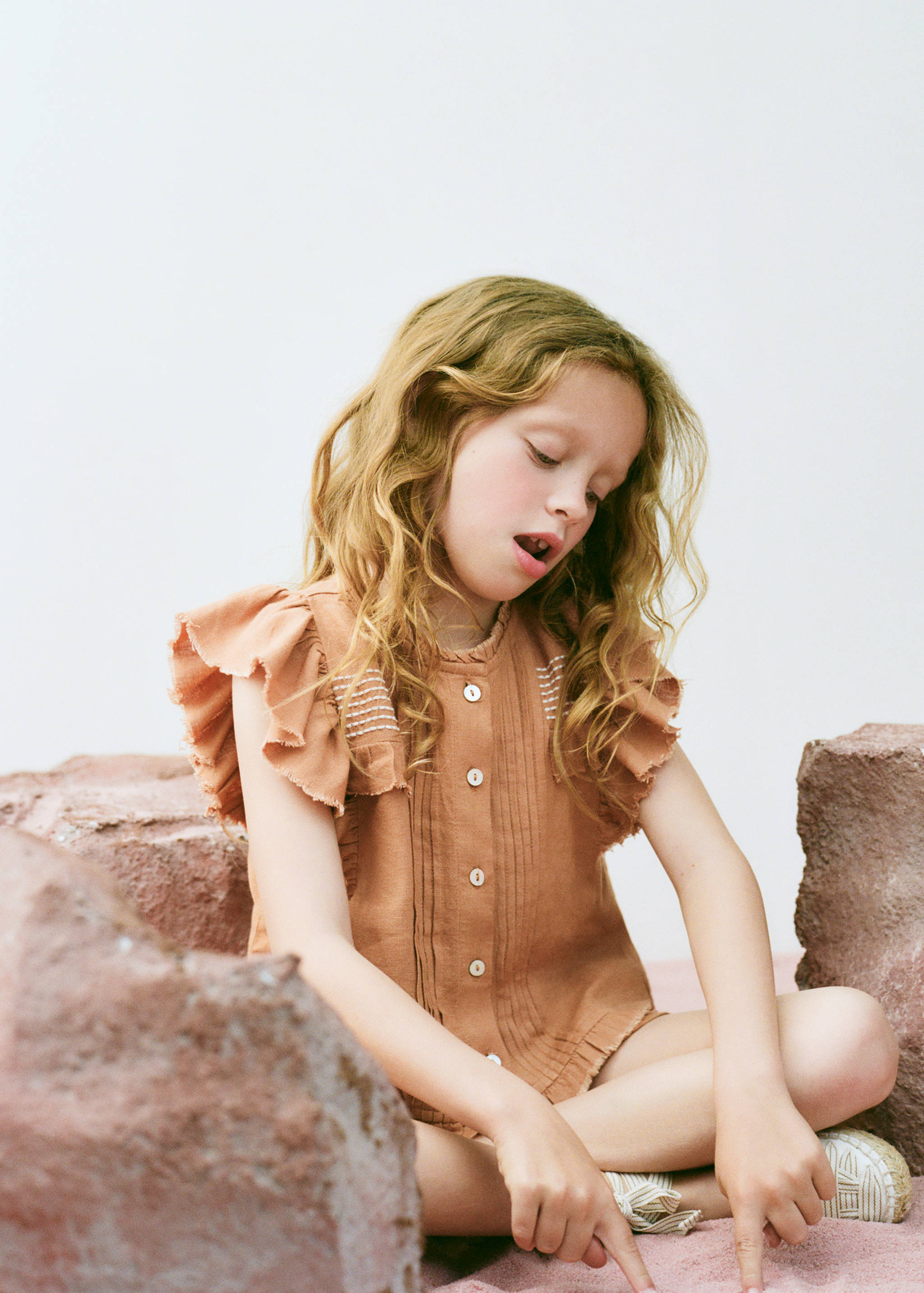 Linen blouse with frayed details - Details of the article 5