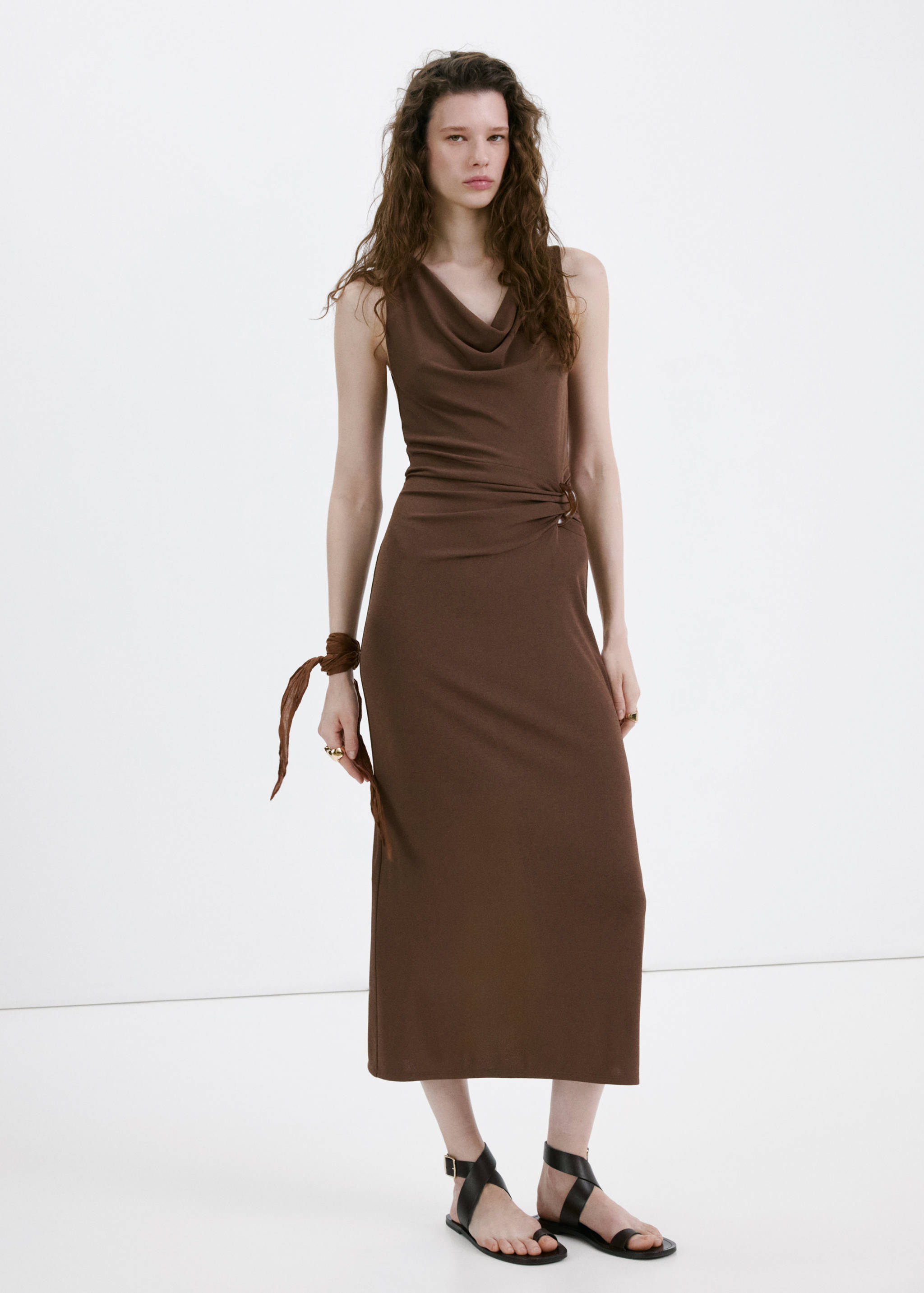 Robe froncée avec col drapé latéral - Plan général