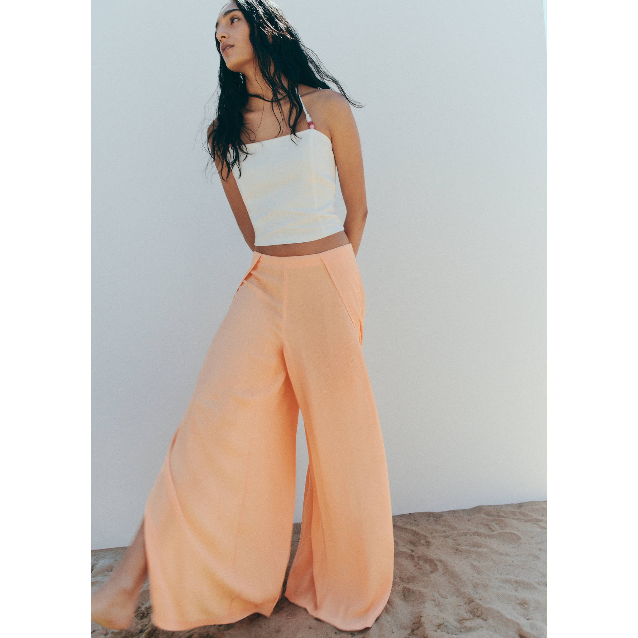 Штани зі струмливої тканини з бічними розрізами - Детальніше про товар 5