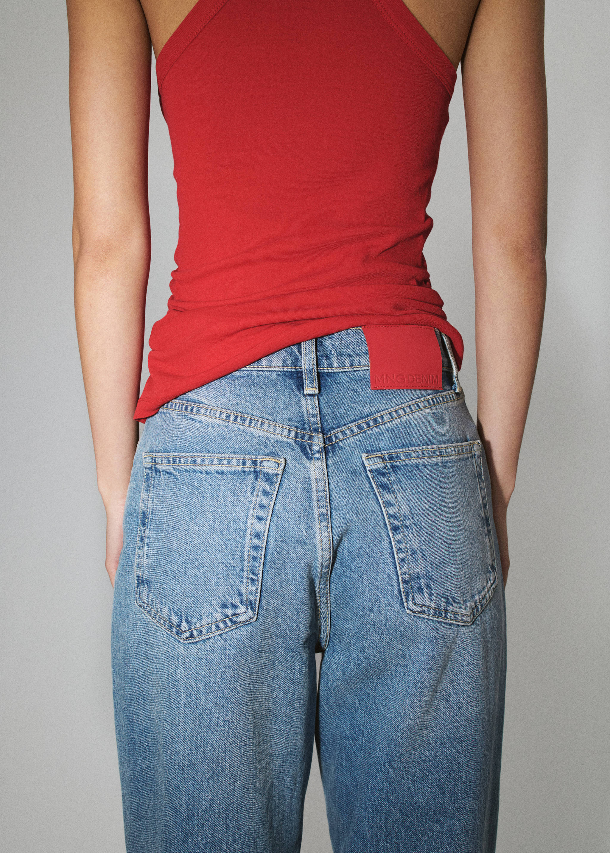 High-waisted Mom-fit jeans - Medium plane