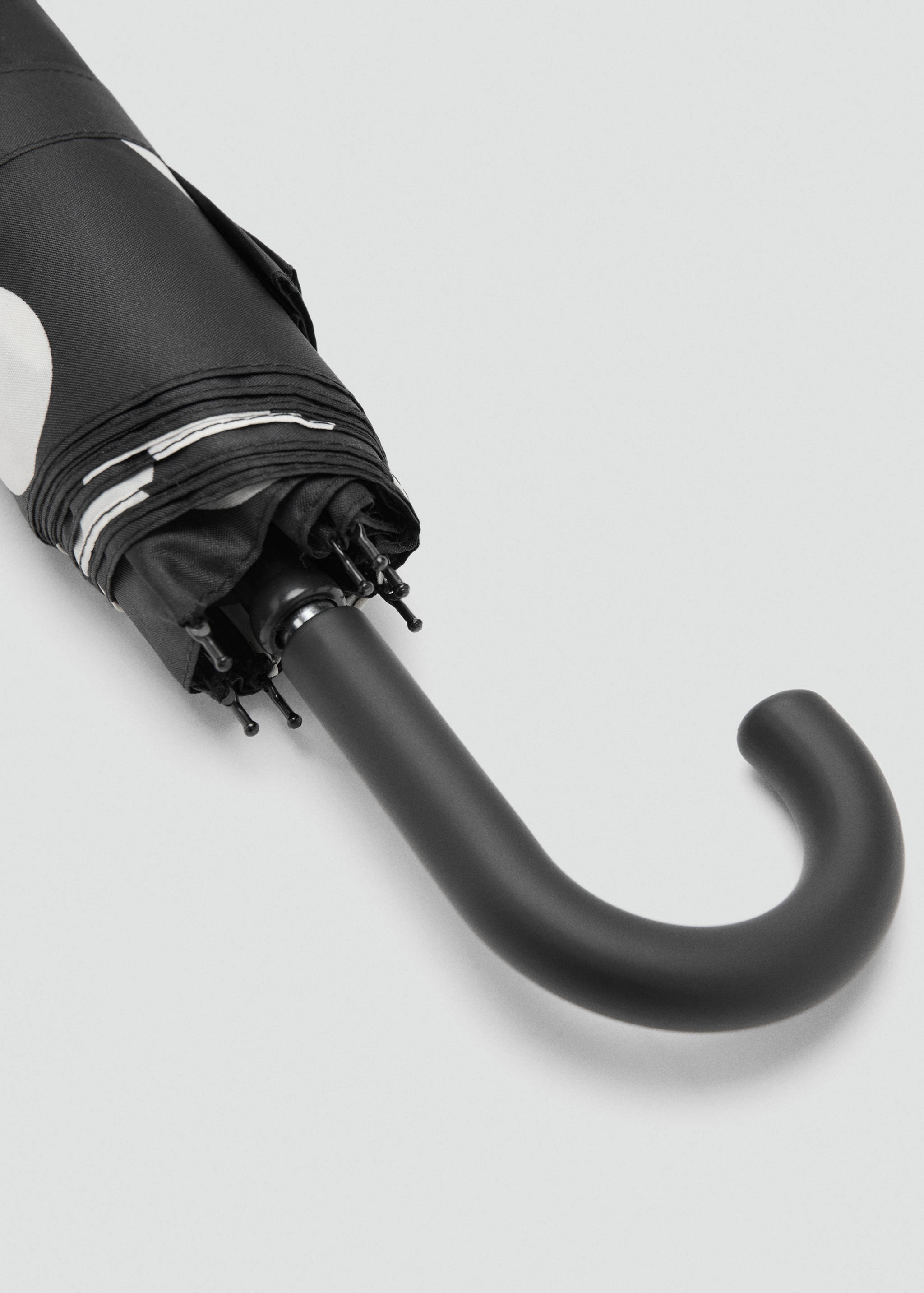 Parapluie imprimé pois - Plan moyen