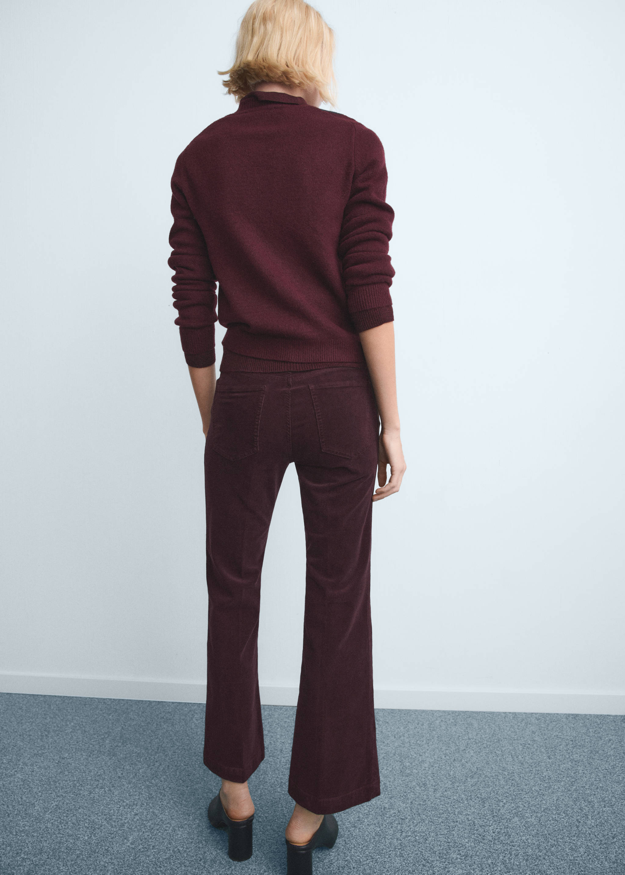 بنطال جينز واسع من قماش مخملي - الجهة الخلفية للمنتج