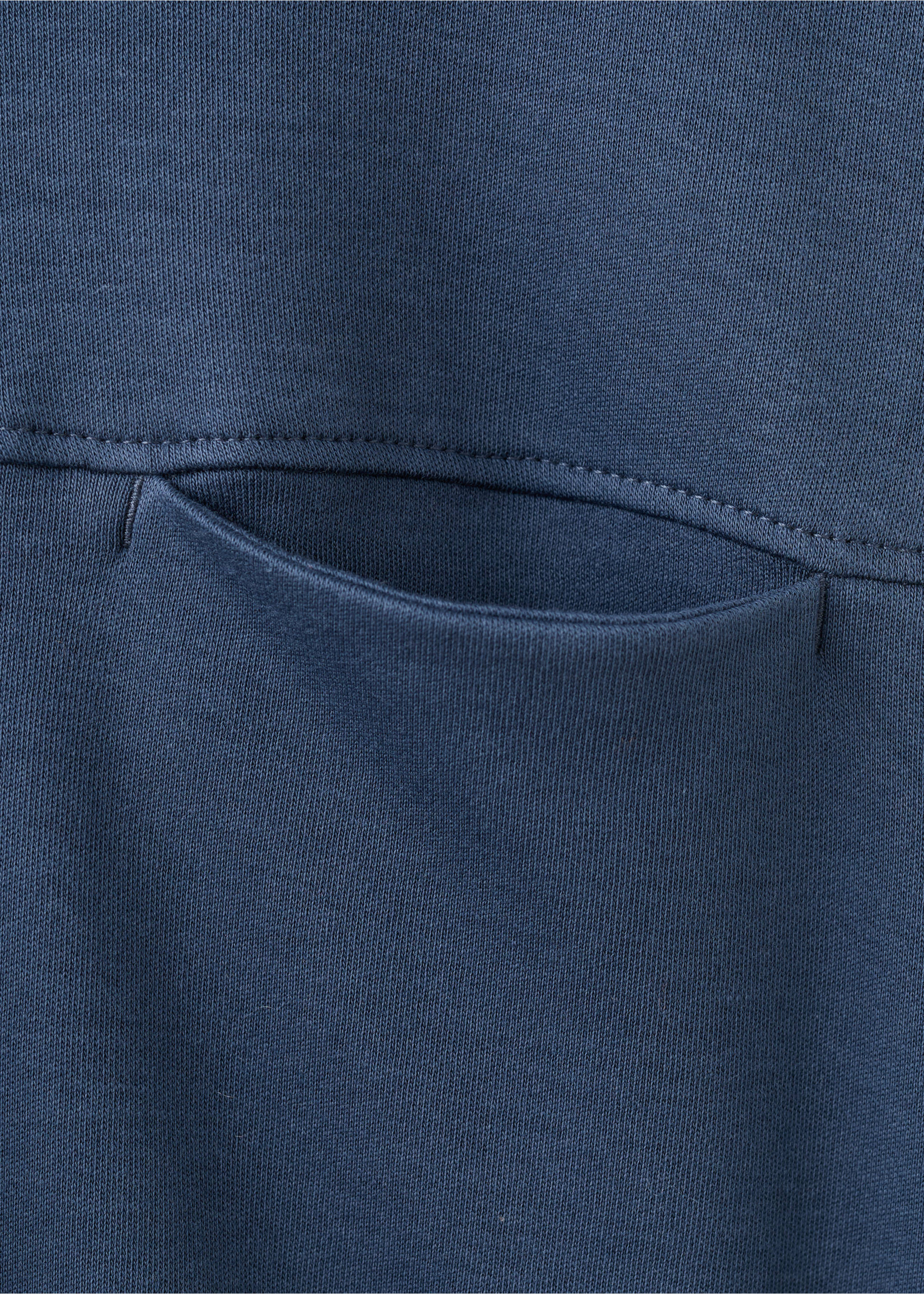 T-shirt with pocket and seam detail - Details of the article 8, Night Blue. Ref: 27061197-00.