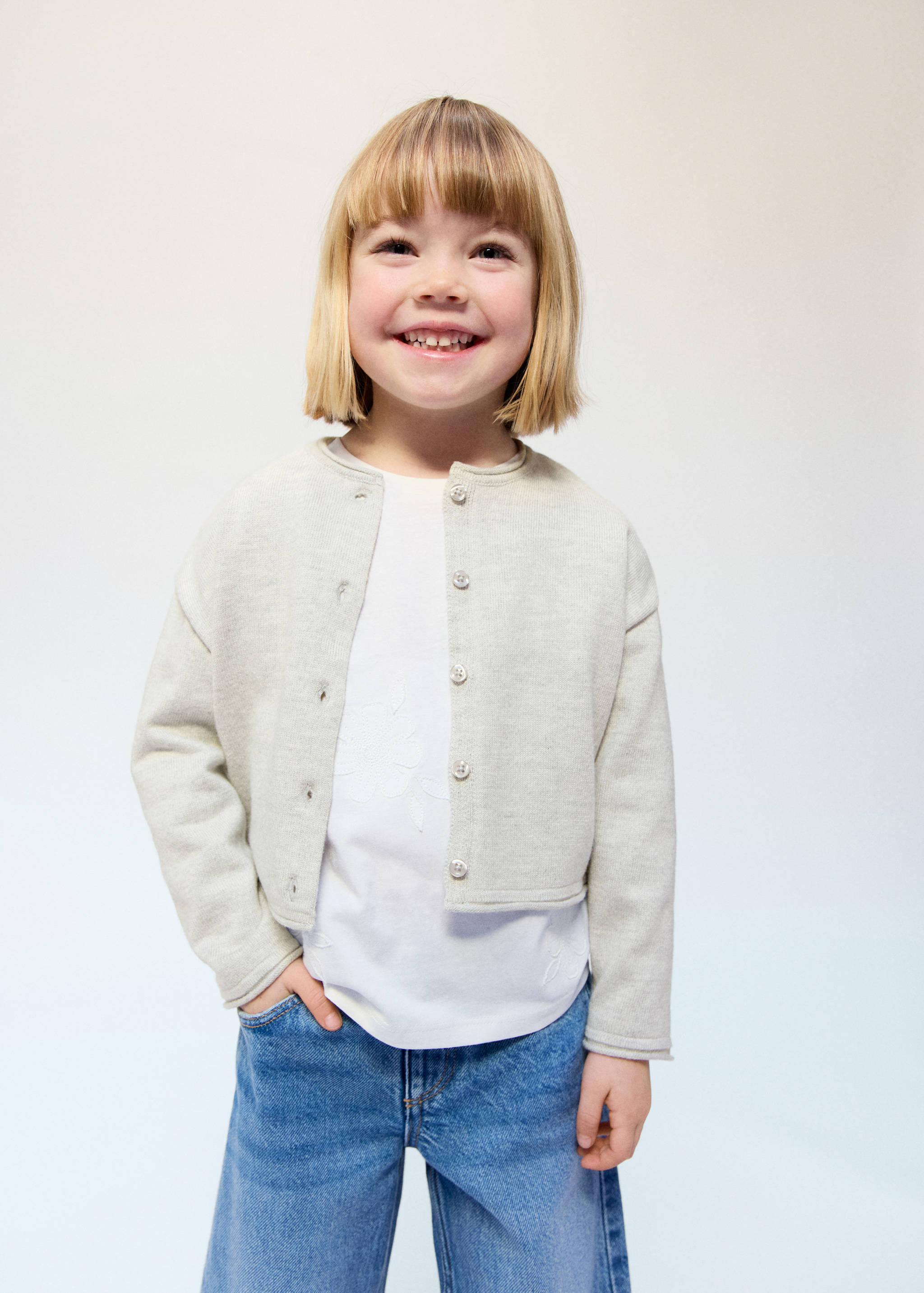 Knitted button cardigan - General plane