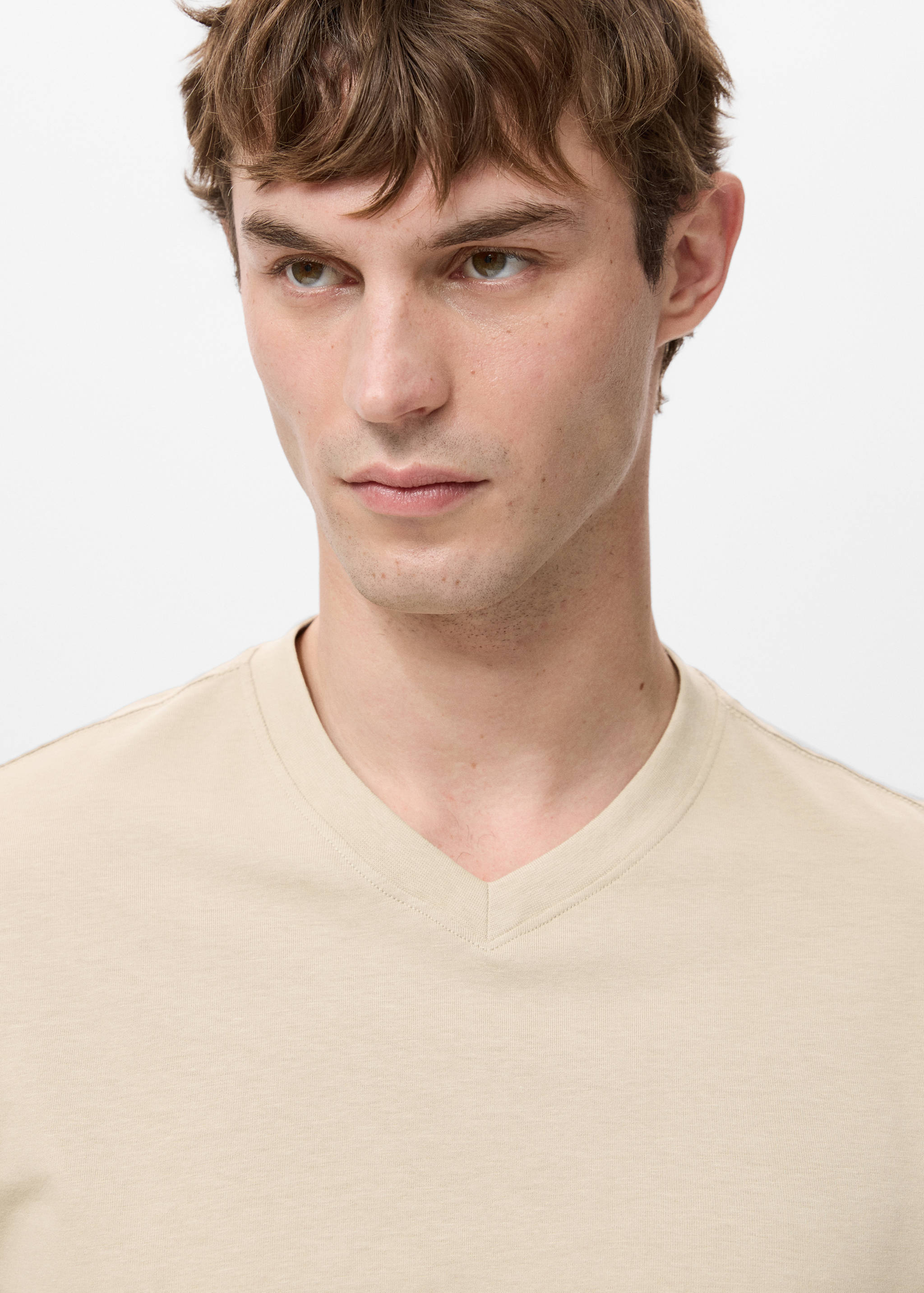 100% cotton slim-fit V-neck t-shirt - Details of the article 1