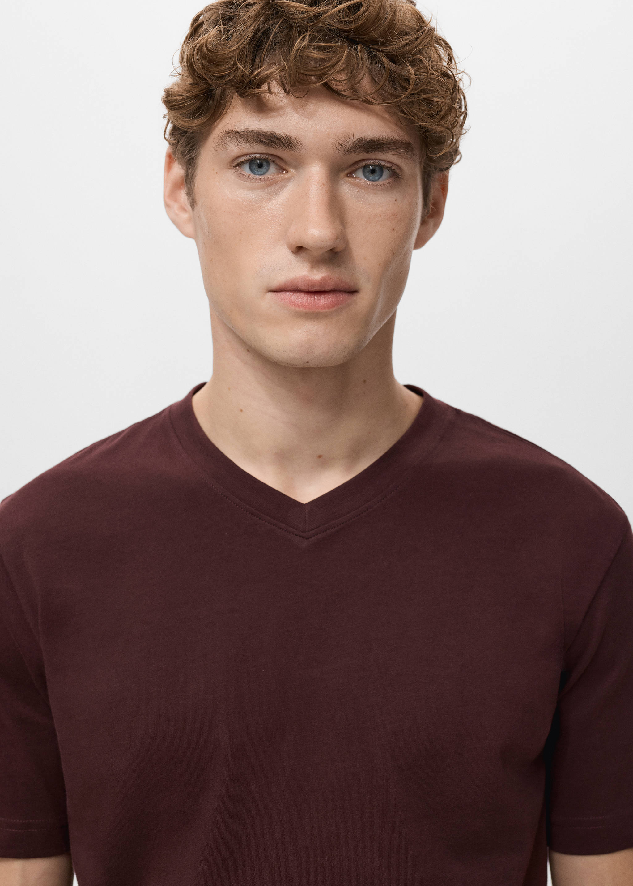 100% cotton slim-fit V-neck t-shirt - Details of the article 1