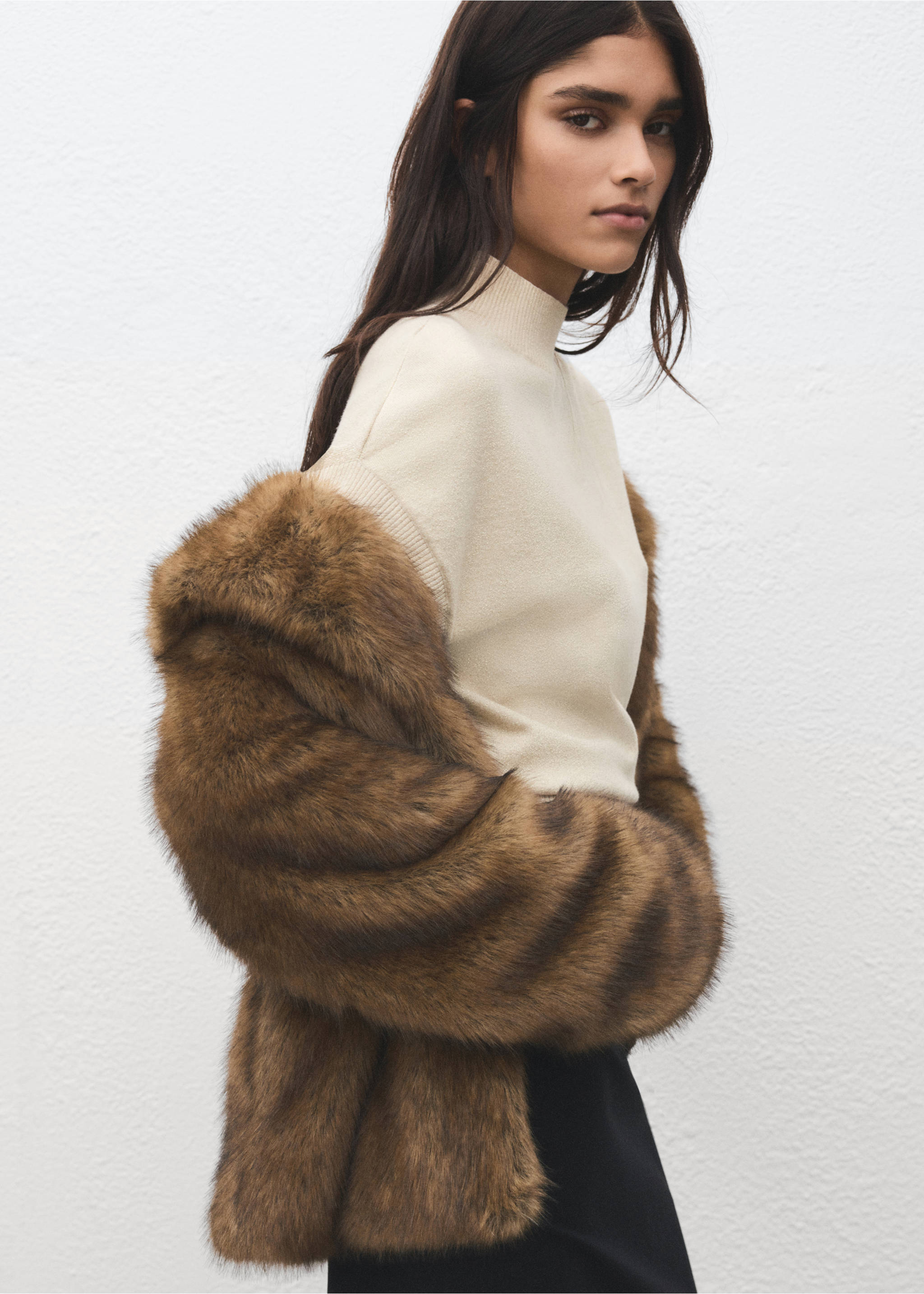 Short-sleeved lurex sweater - Details of the article 2, Gold. Ref: 27061262-00.