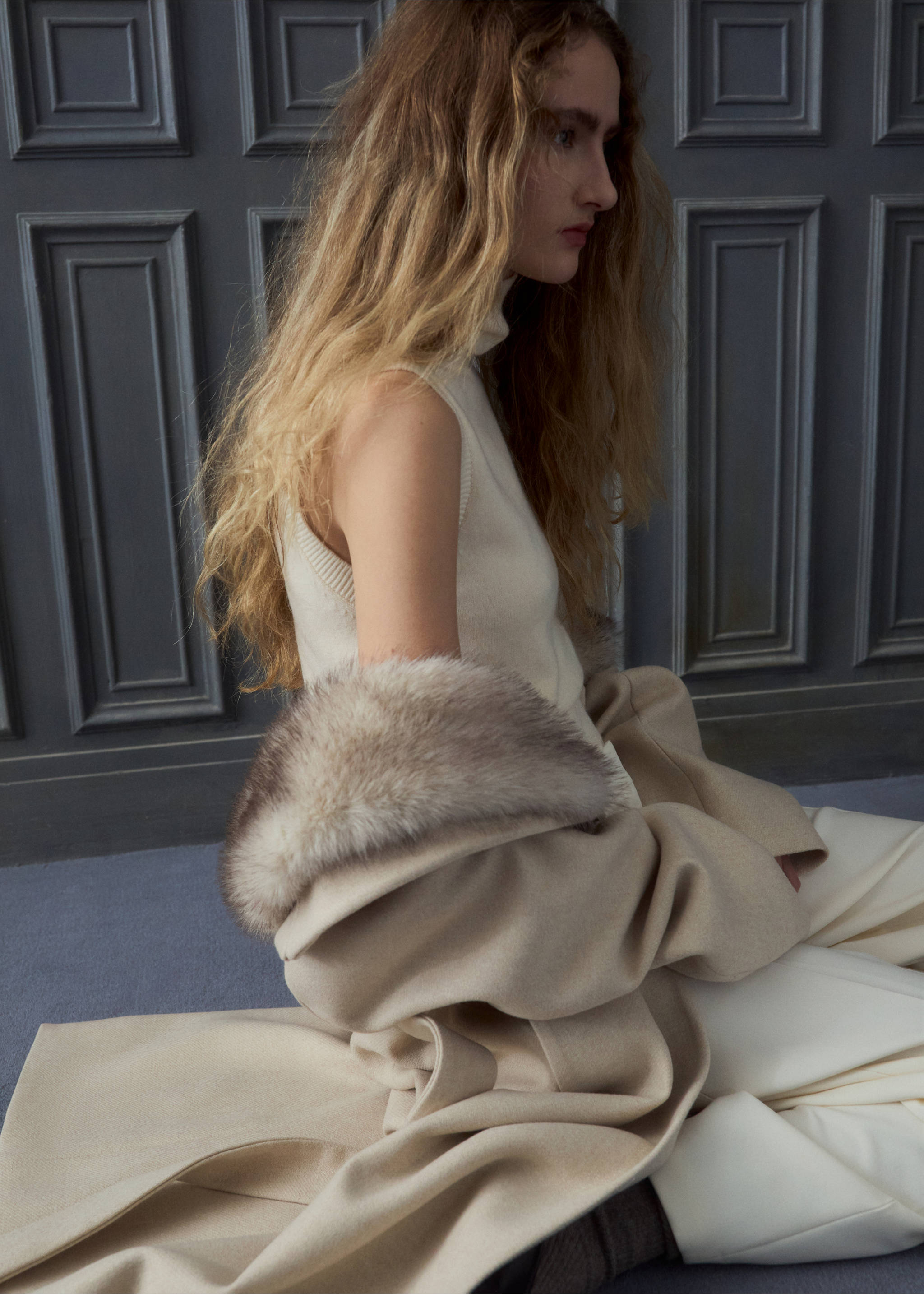 Úpletový top s ohrnutým límcem - Náhled ve středové rovině, Béžová. Ref: 27061263-00.