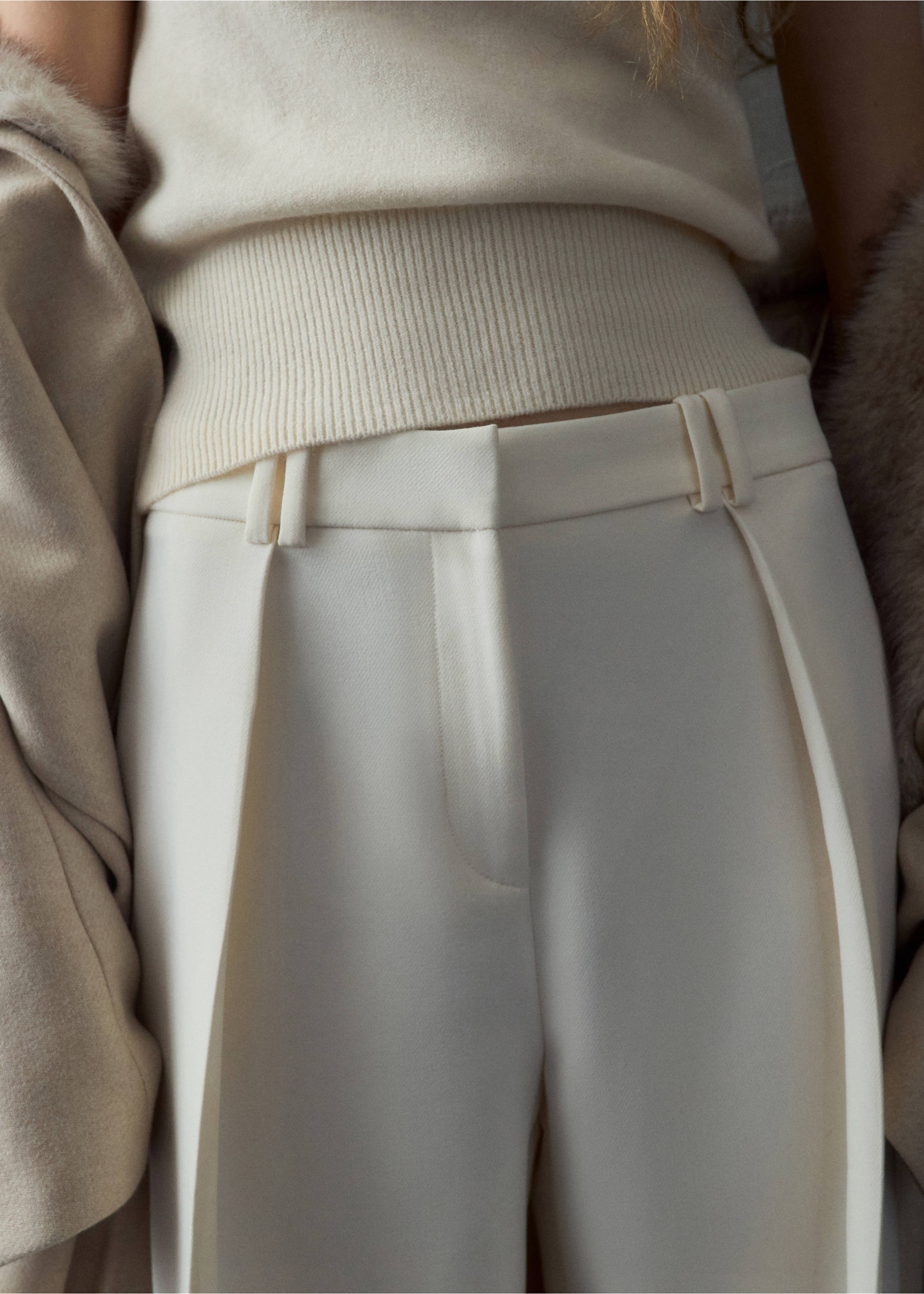 Úpletový top s ohrnutým límcem - Detail zboží 6, Béžová. Ref: 27061263-00.