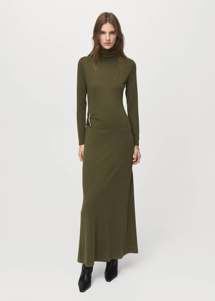 Turtleneck knitted dress with brooch — Khaki