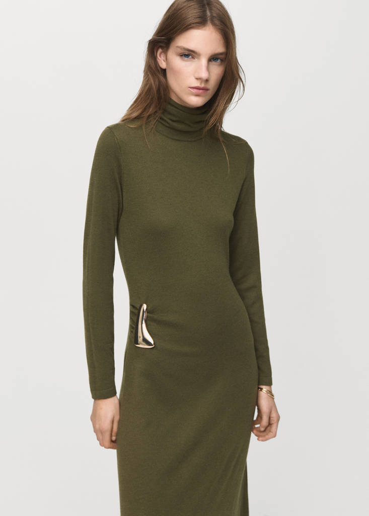 Turtleneck knitted dress with brooch — Khaki