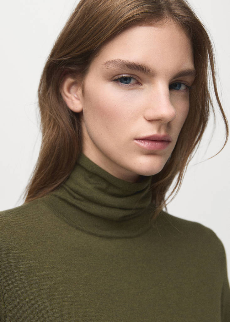 Turtleneck knitted dress with brooch — Khaki