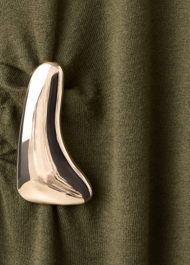 Turtleneck knitted dress with brooch — Khaki